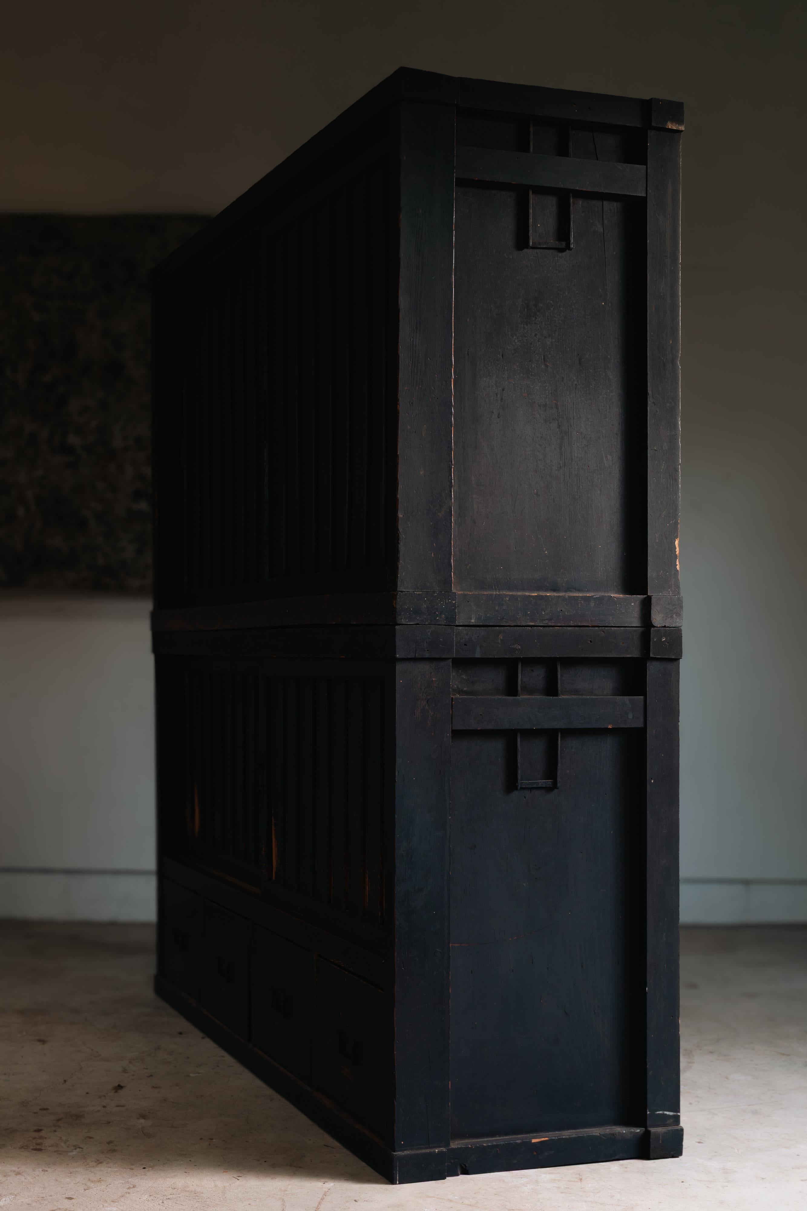19. Cen. Edo Japanische 2-stöckige große schwarze Mizuya Tansu, wabi sabi Küchentruhen im Angebot 1