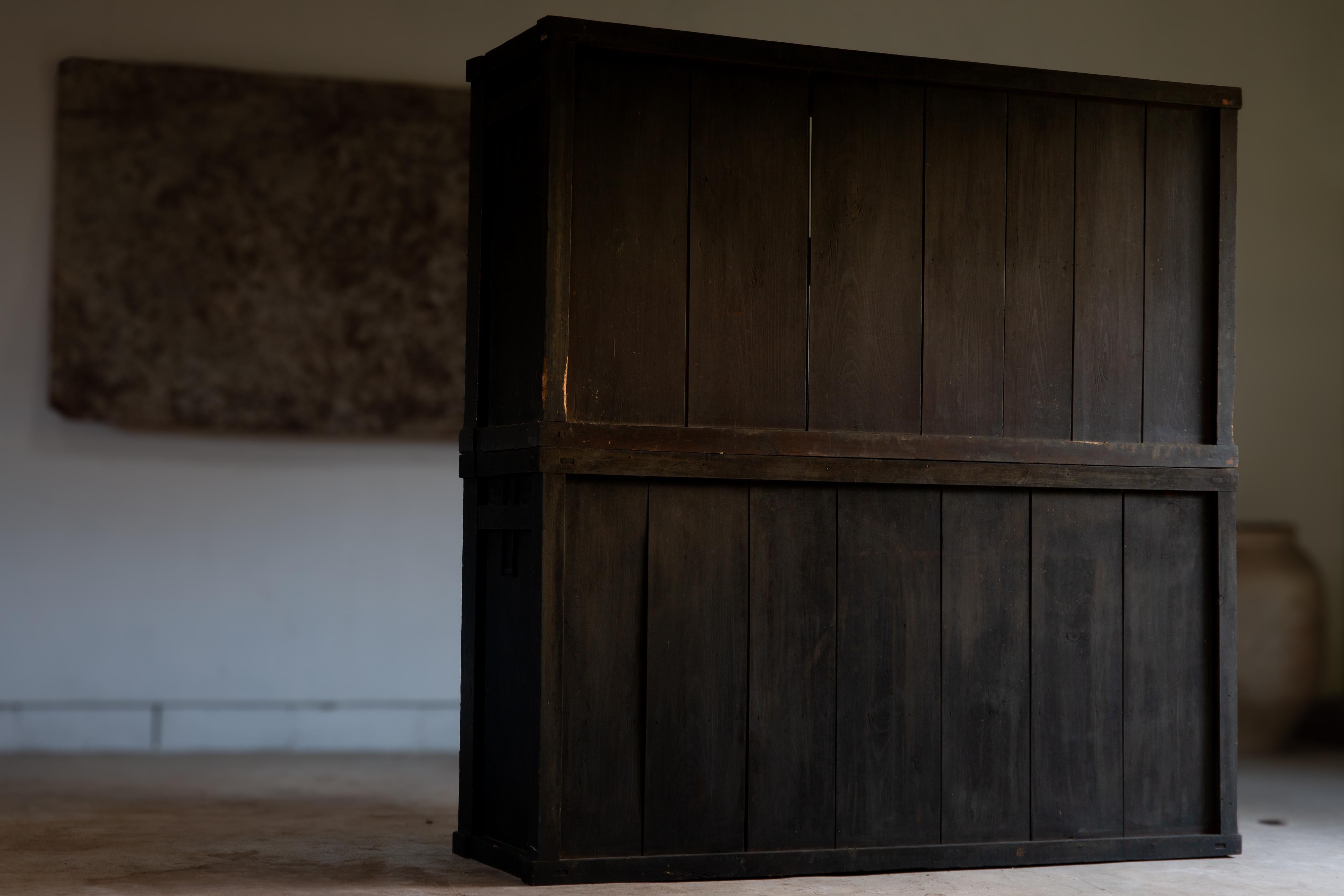 19. Cen. Edo Japanische 2-stöckige große schwarze Mizuya Tansu, wabi sabi Küchentruhen (Holz) im Angebot