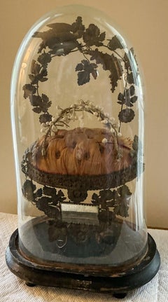 19.Jh. Englische viktorianische Hochzeitsglascloche mit Krone, Seide und Vögeln