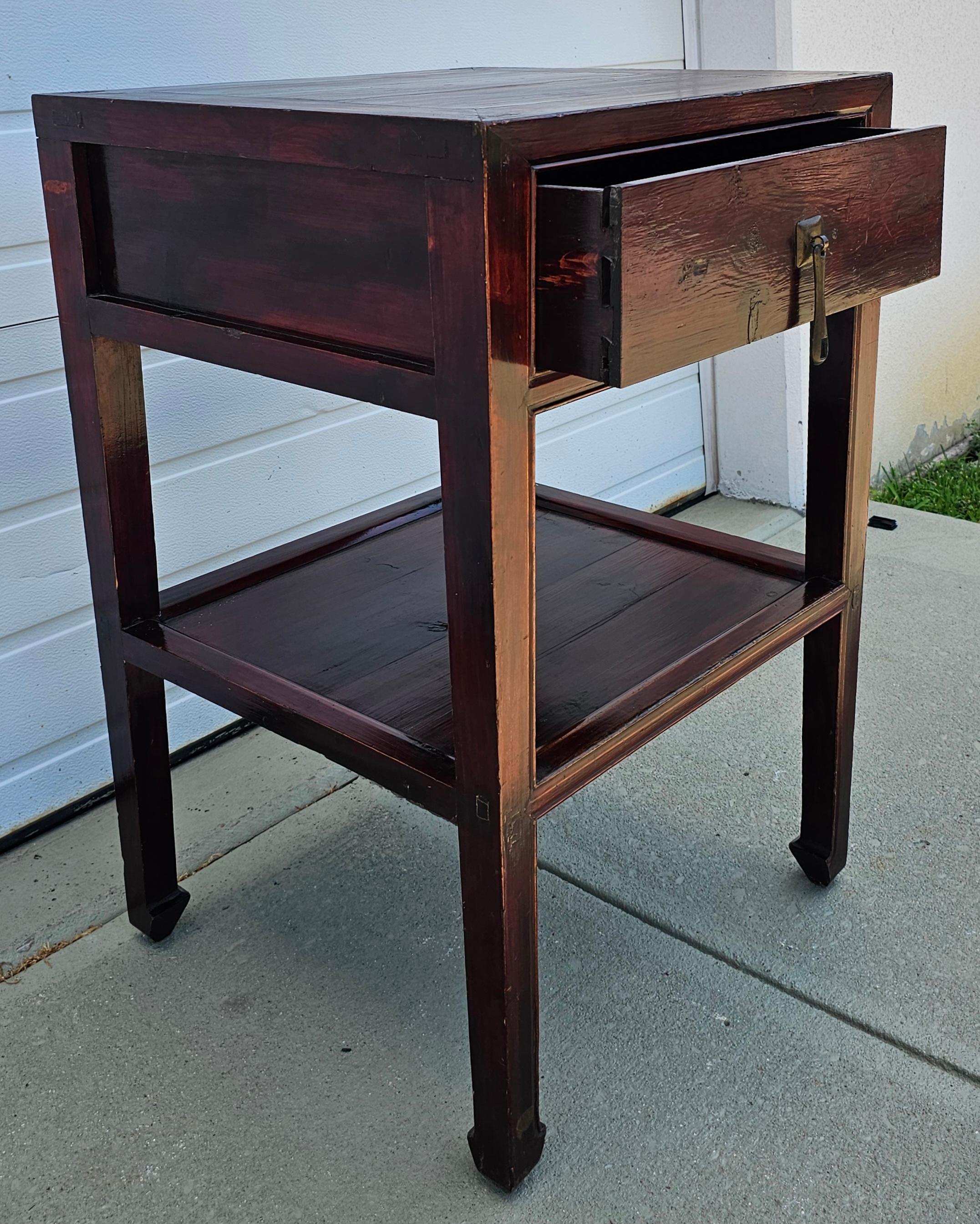 19. Jahrhundert Qing-Dynastie Elm Tiered Tall Beistelltisch im Angebot 4