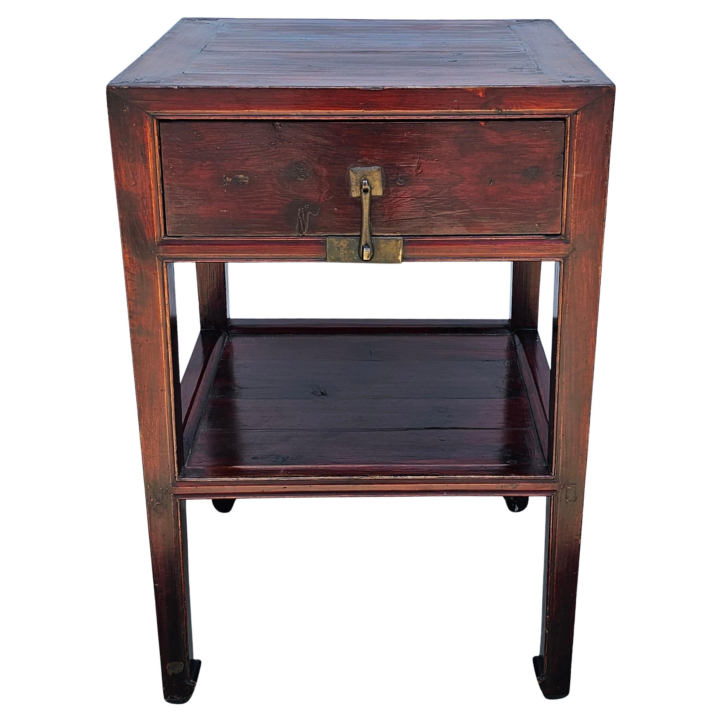 Ein früher 19. Jahrhundert Qing-Dynastie Elm Tiered Single Drawer Tall Side Table. 
Maße: 23,25
