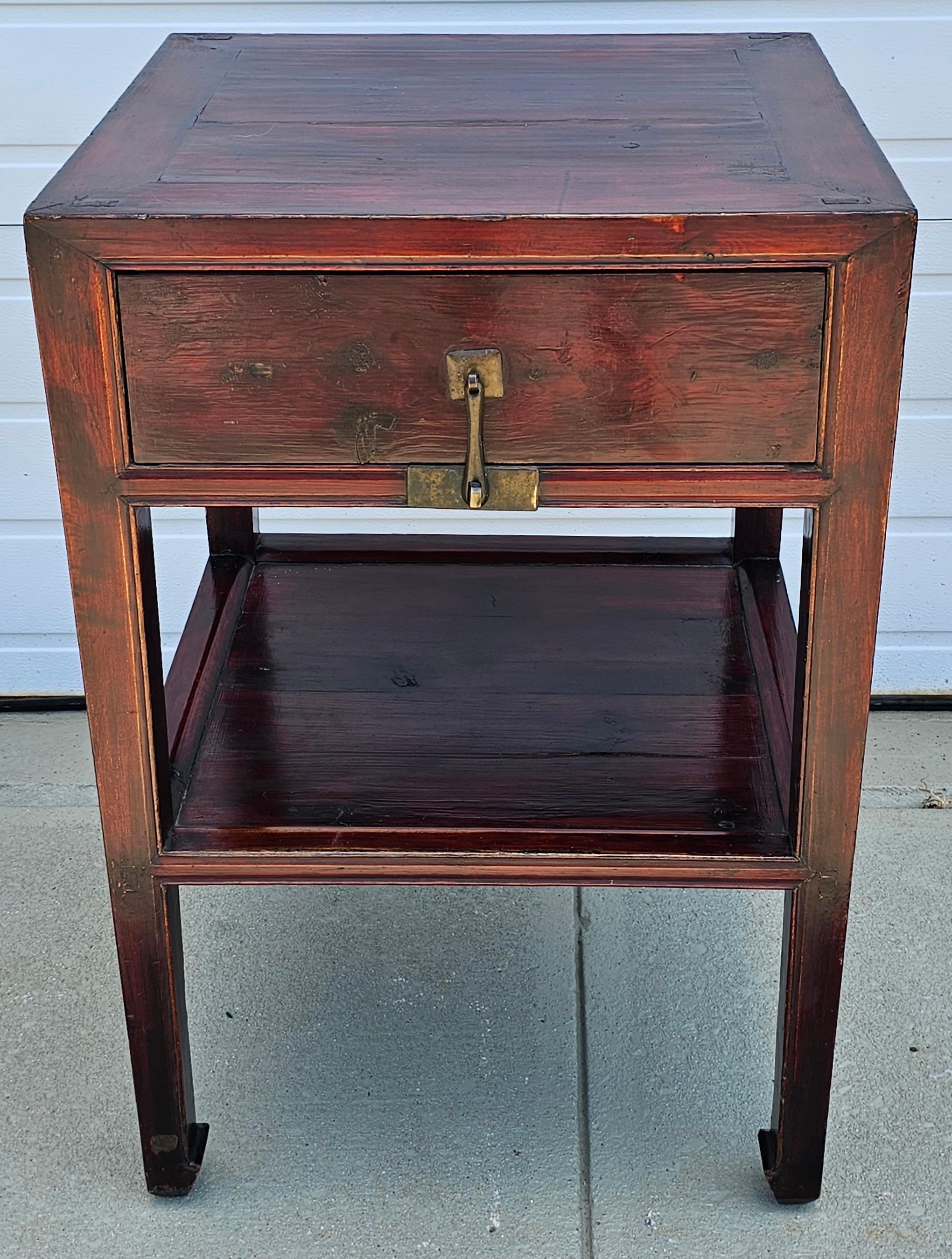 19. Jahrhundert Qing-Dynastie Elm Tiered Tall Beistelltisch (Gebeizt) im Angebot
