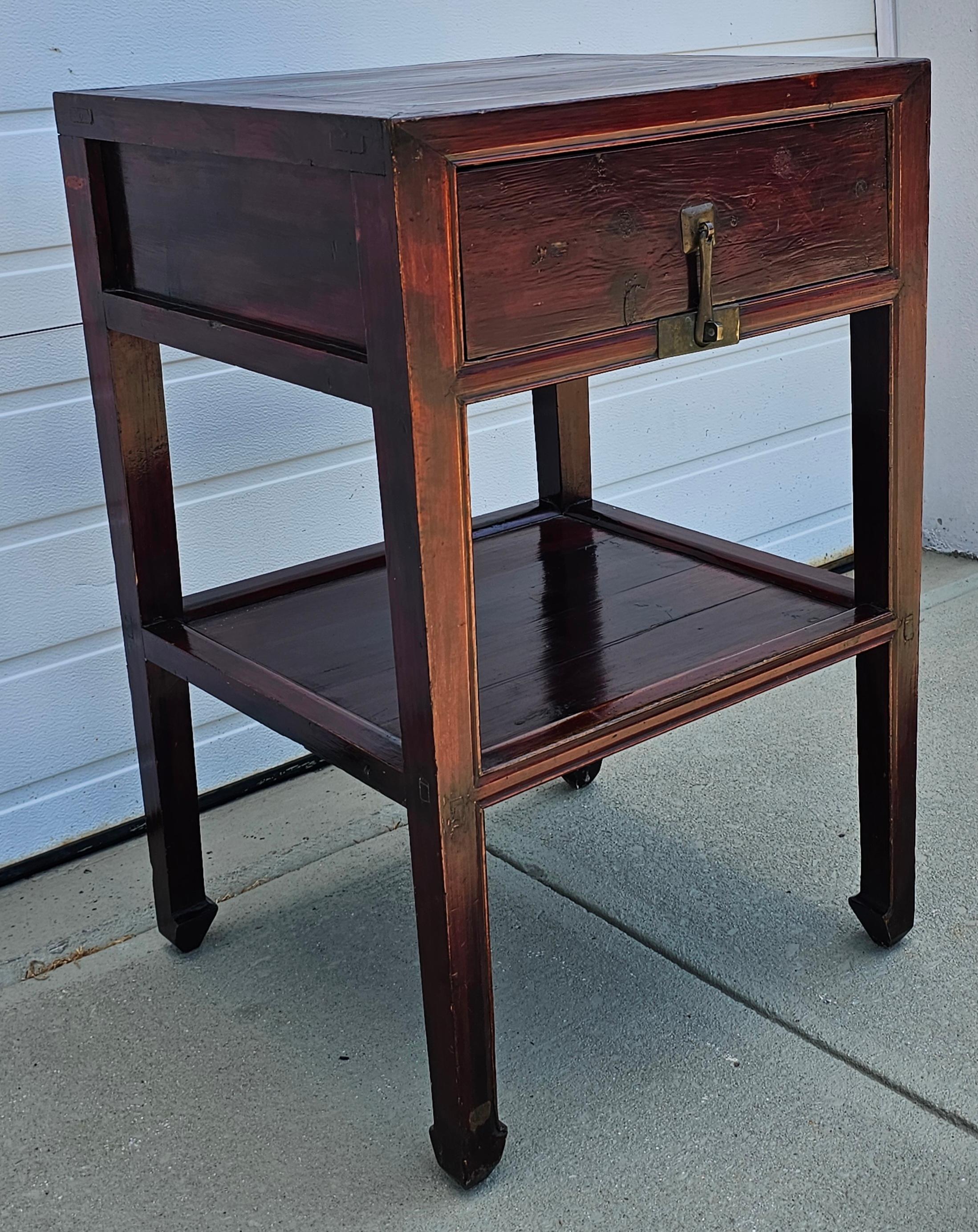 19. Jahrhundert Qing-Dynastie Elm Tiered Tall Beistelltisch im Zustand „Gut“ im Angebot in Germantown, MD