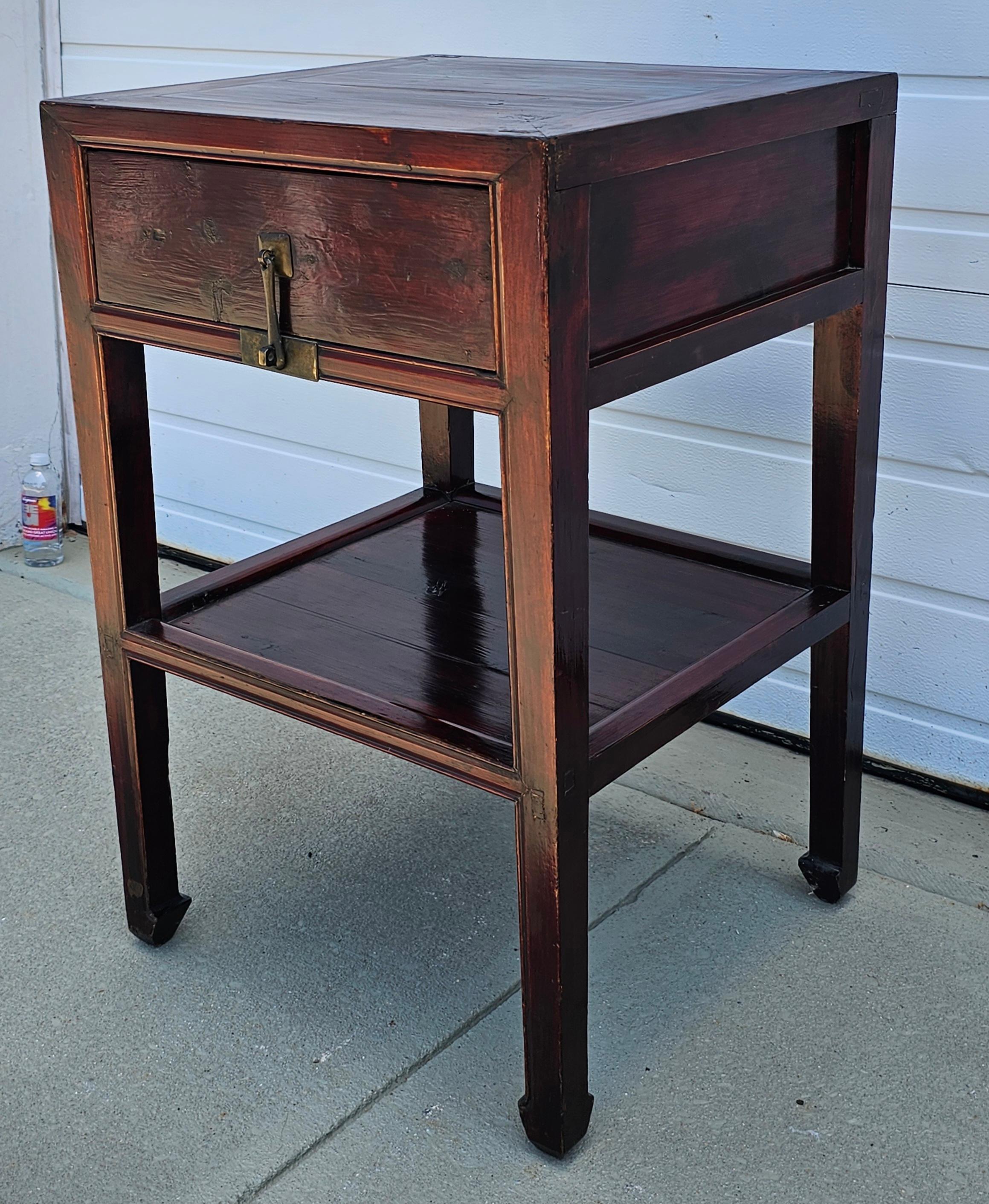 19. Jahrhundert Qing-Dynastie Elm Tiered Tall Beistelltisch (Ulmenholz) im Angebot