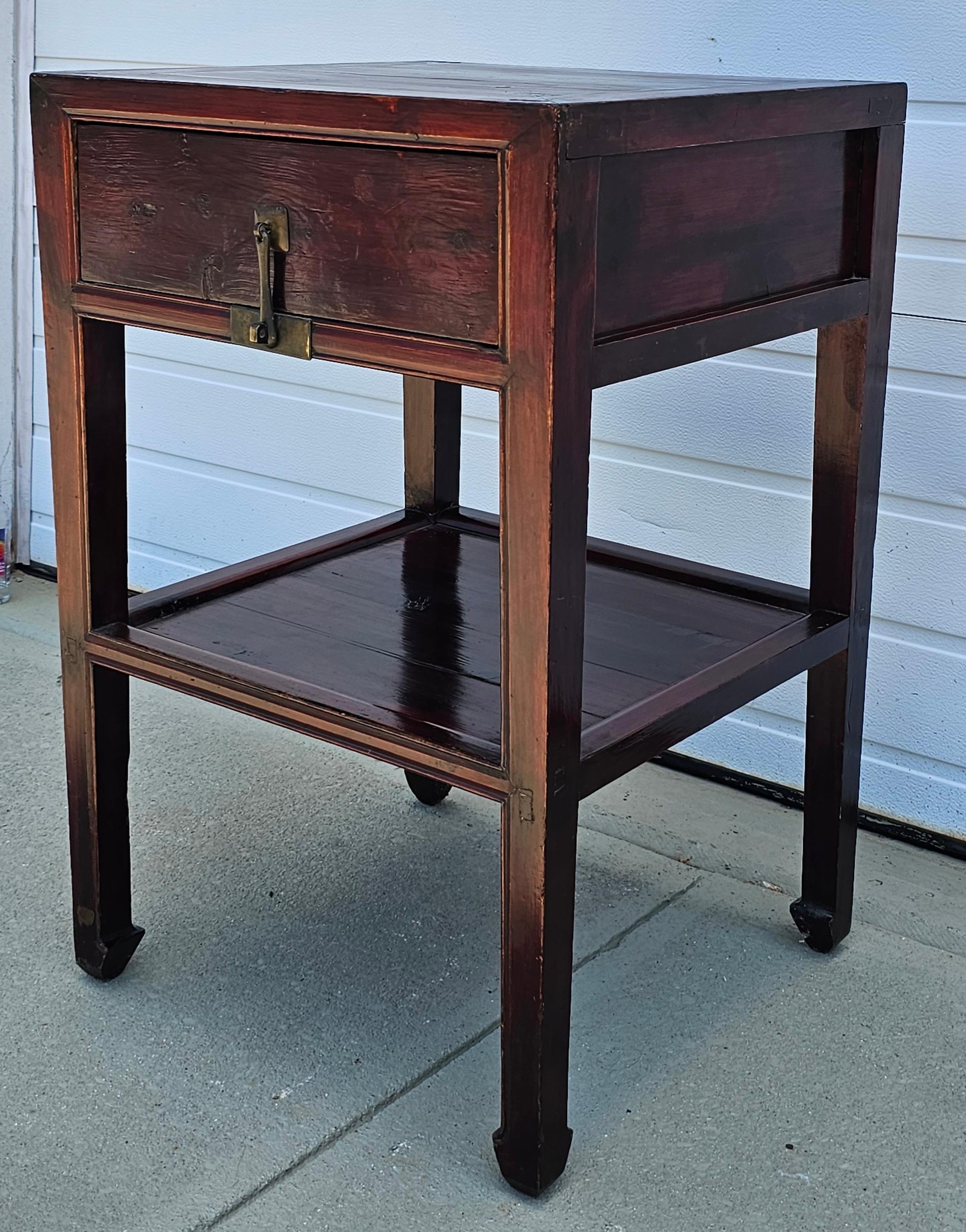 19. Jahrhundert Qing-Dynastie Elm Tiered Tall Beistelltisch im Angebot 1