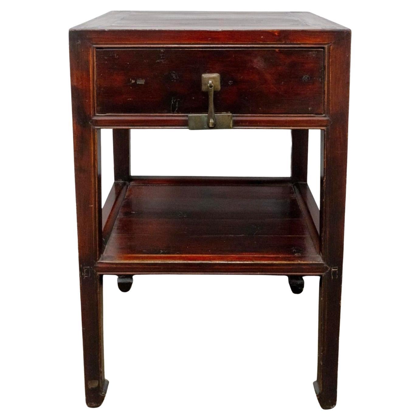 19. Jahrhundert Qing-Dynastie Elm Tiered Tall Beistelltisch im Angebot