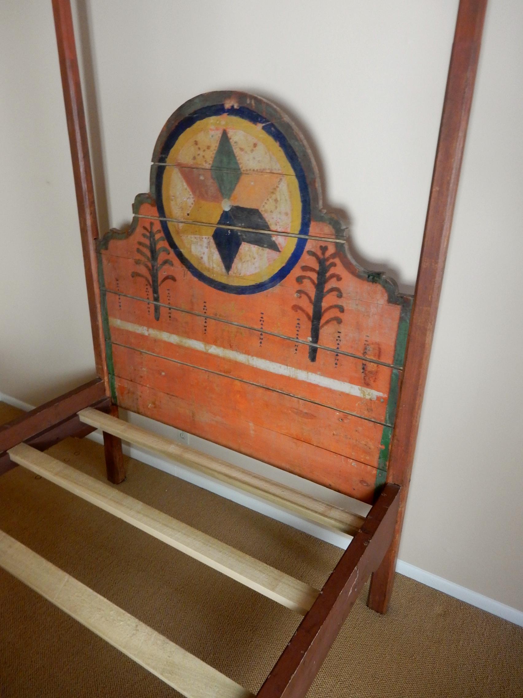 Dipinto a mano Letto a baldacchino American Painted Folk Art, Ex. Collezione di Estee Lauder in vendita