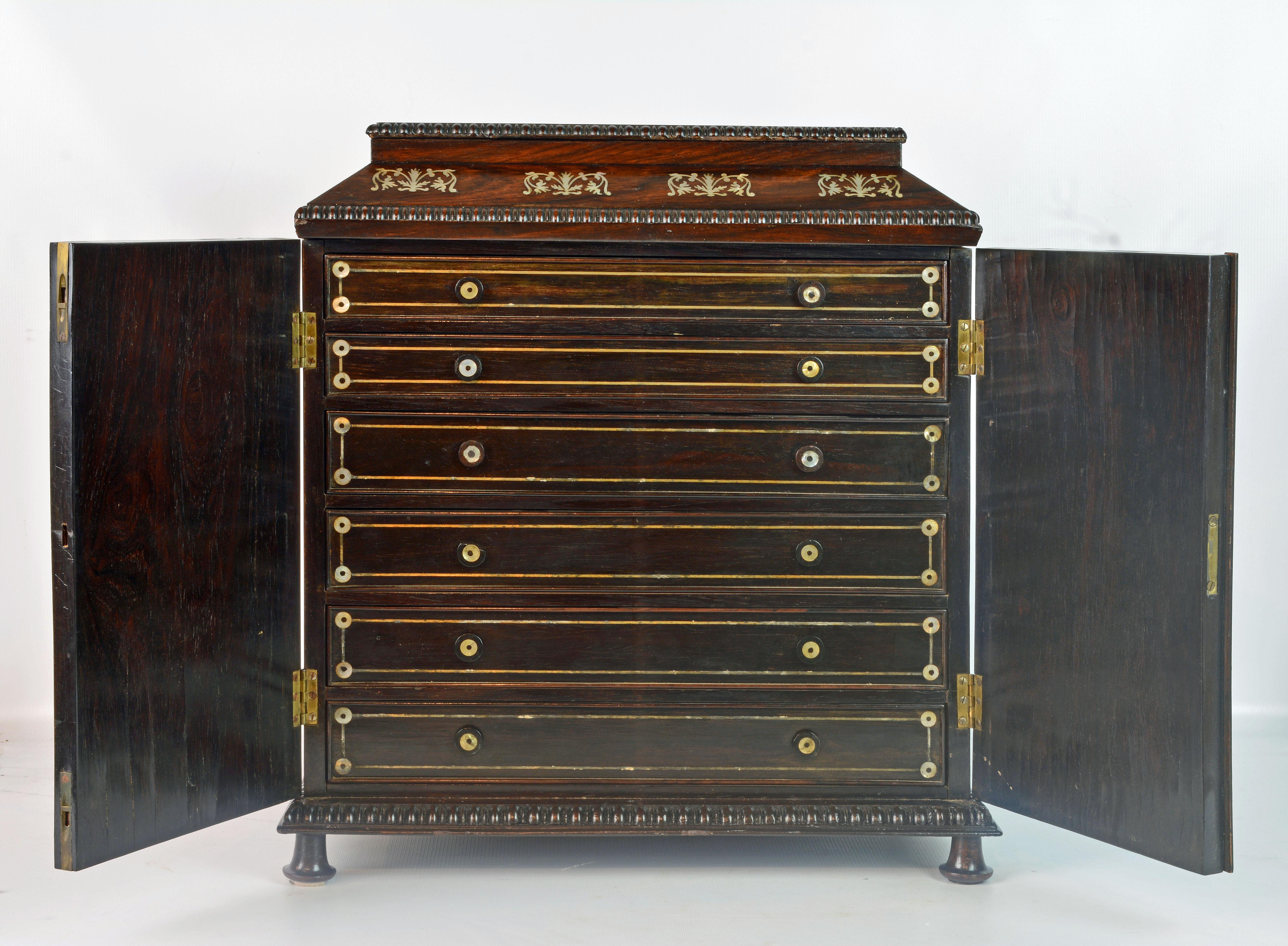 English Rosewood and Mother of Pearl Inlay Collector's Table Cabinet In Good Condition In Ft. Lauderdale, FL