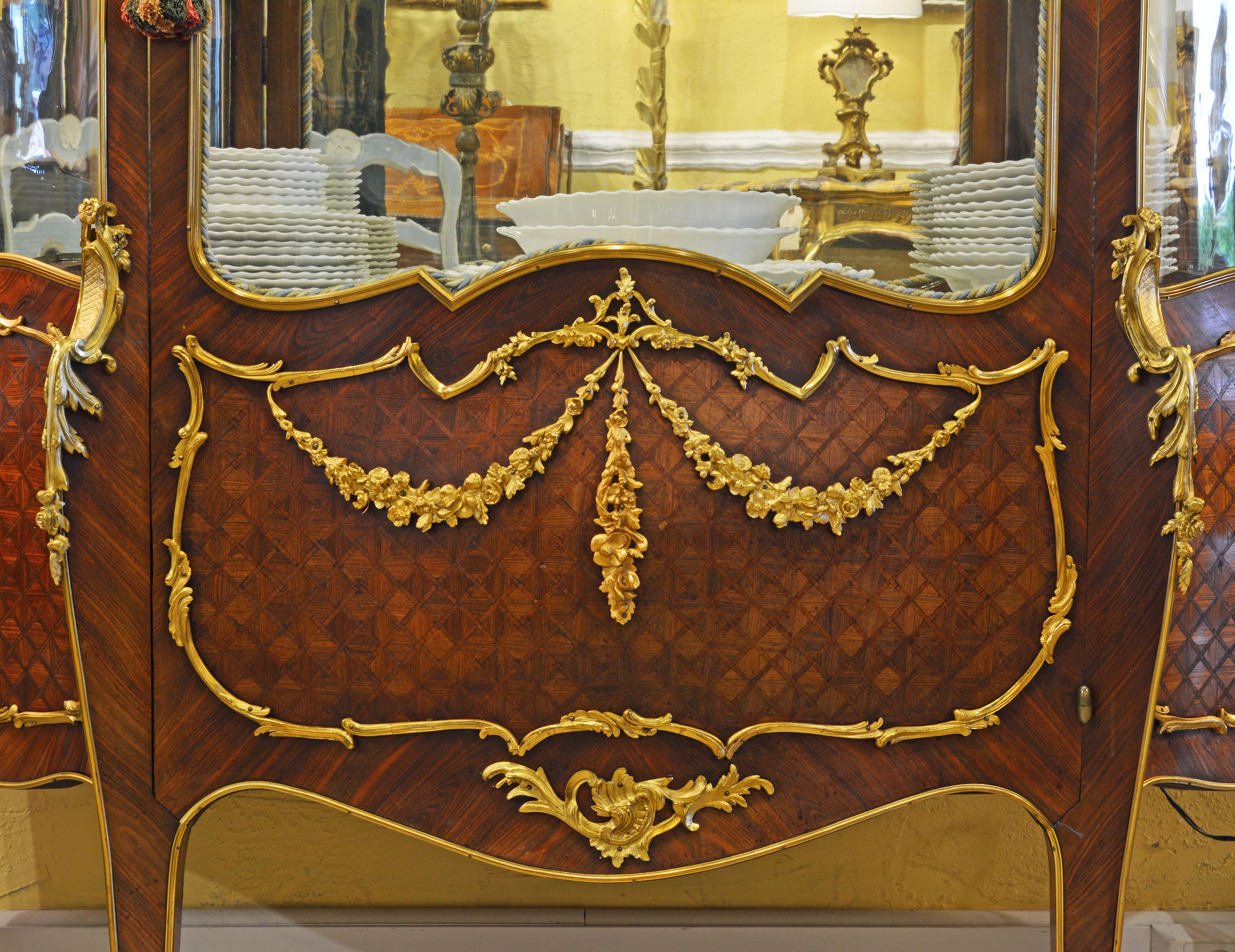 19th Century Louis XV Style Ormolu Mounted Parquetry Vernis Martin Vitrine (Vergoldet)