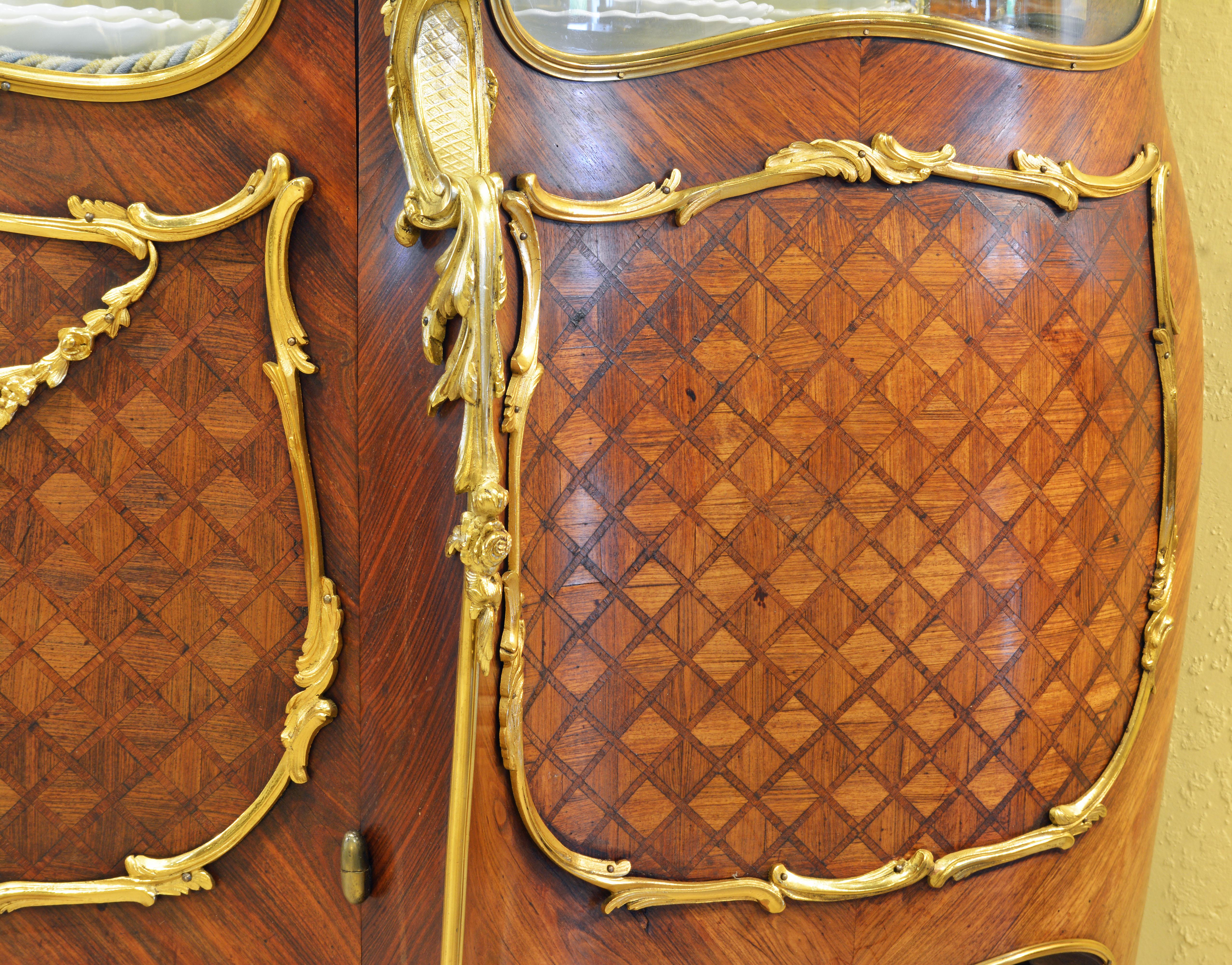 19th Century Louis XV Style Ormolu Mounted Parquetry Vernis Martin Vitrine (Glas)