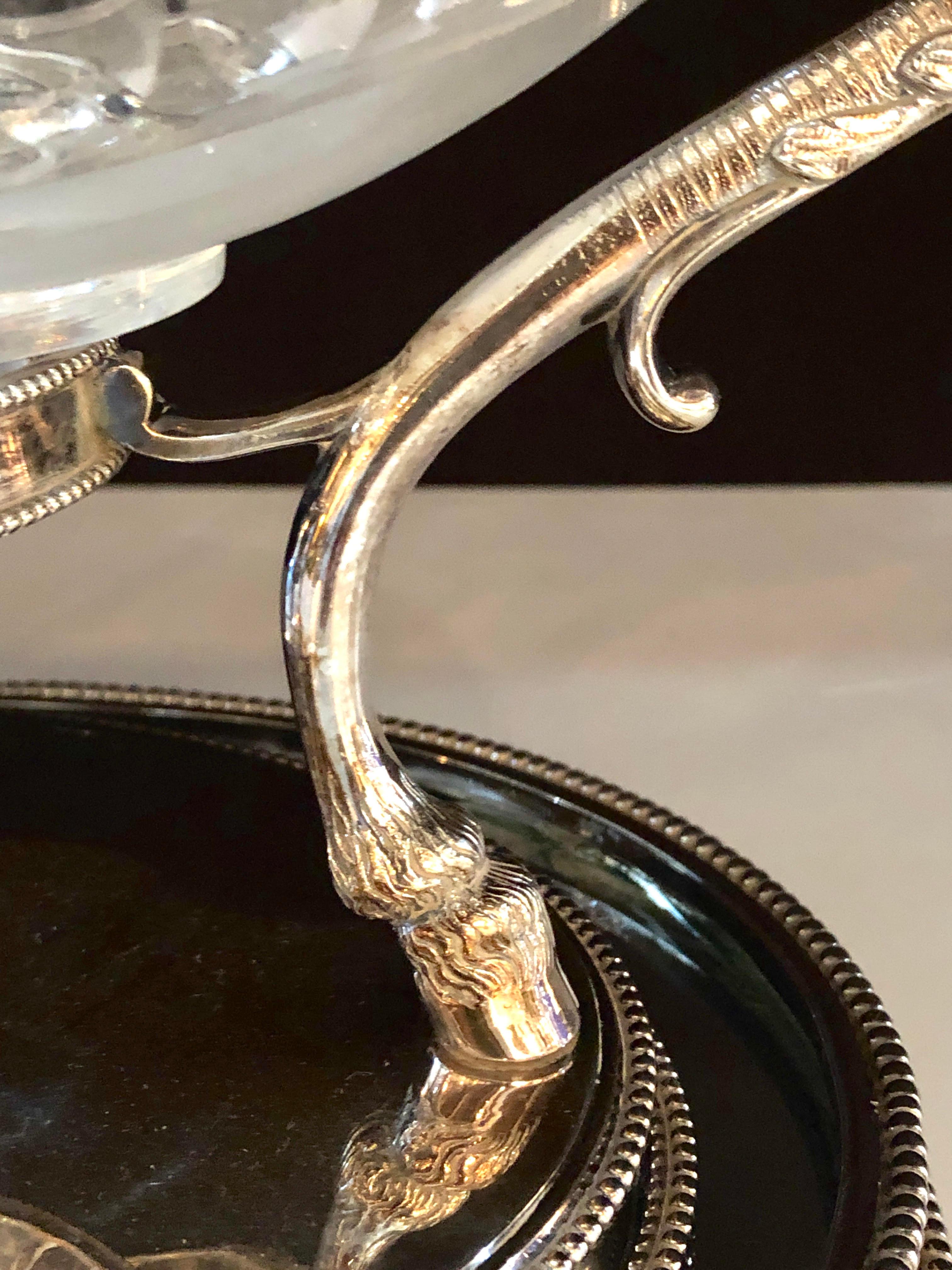 Versilberte ovale Schale im George-III-Stil mit geschliffenem Glasleinen (Metall) im Angebot