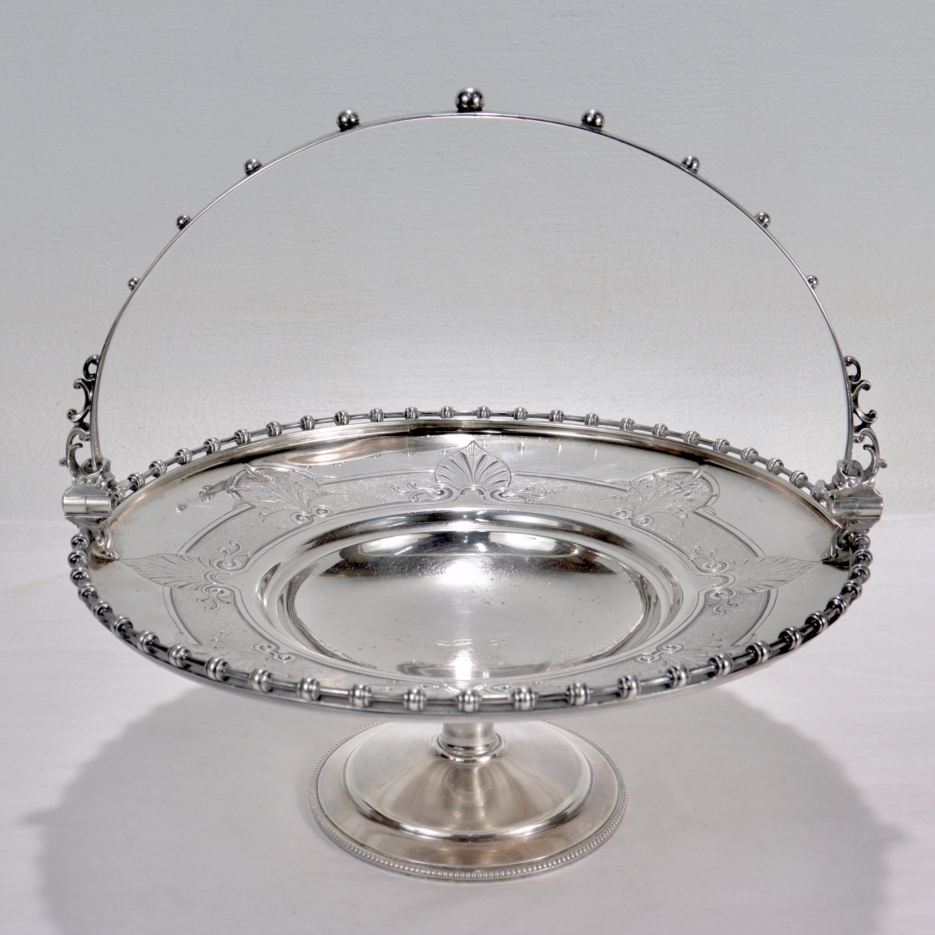 Un'ottima tazza del XIX secolo di interesse meridionale.

In argento di Gorham Manufacturing Co.

La tazza ha un robusto manico oscillante con sfere graduate, un bordo a galleria forato, un ampio bordo con dispositivi anthemion incisi e un centro
