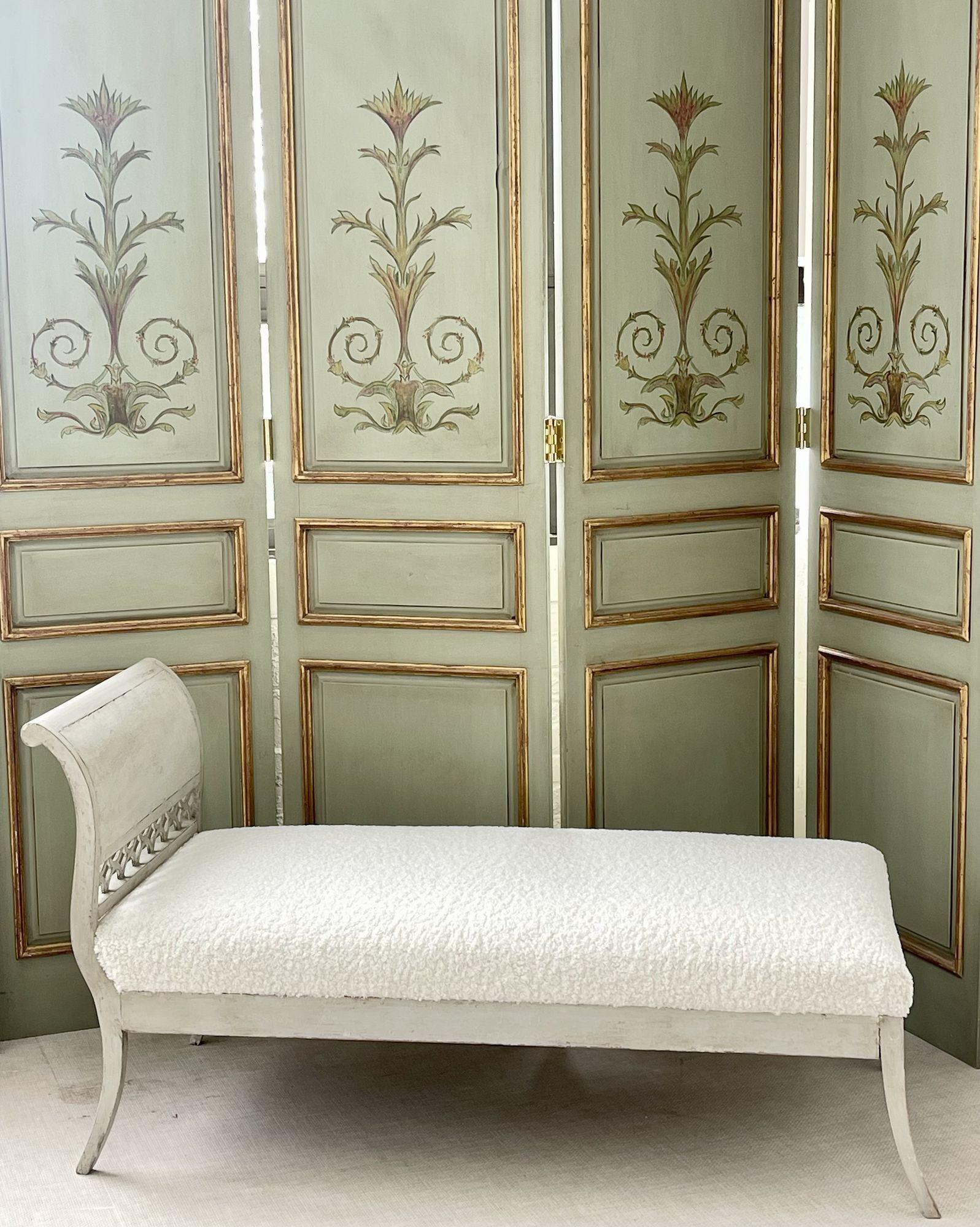 Gustavianisches Tagesbett aus dem 19. Jahrhundert, Chaise, schwedische Farbe im Used-Look, Schafsfell, Schweden 9