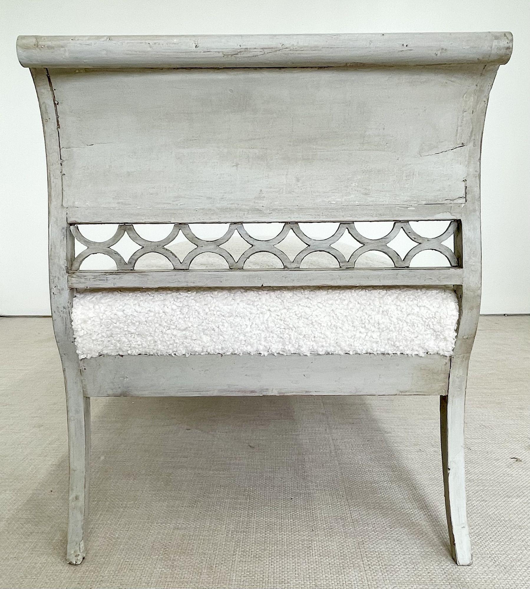 Gustavianisches Tagesbett aus dem 19. Jahrhundert, Chaise, schwedische Farbe im Used-Look, Schafsfell, Schweden 11