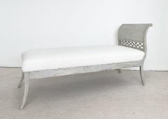 Méridienne gustavienne du 19ème siècle, chaise, peinture suédoise vieillie, peau de mouton, Suède