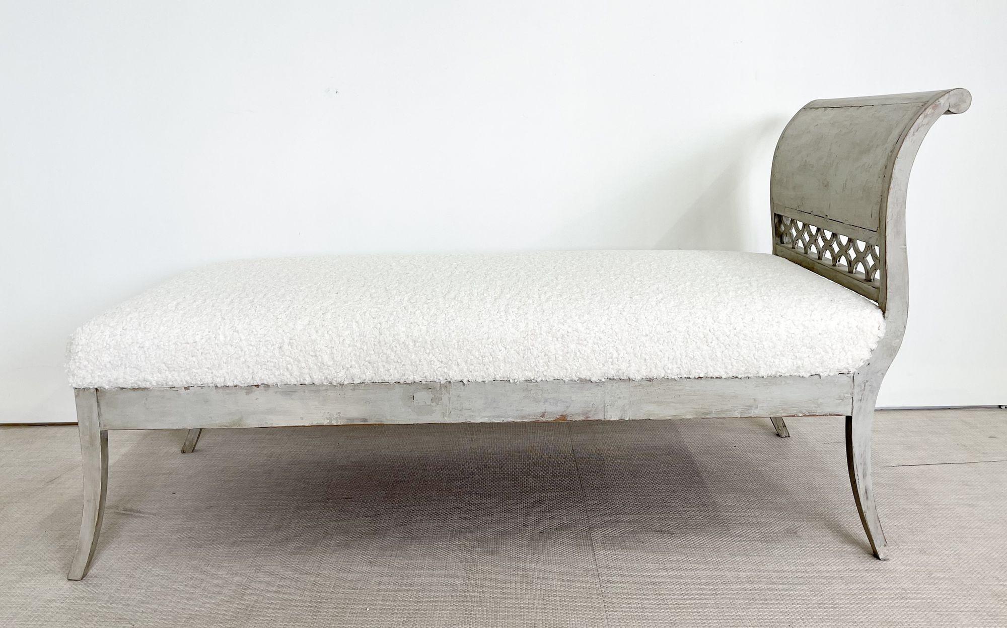 Gustavianisches Tagesbett aus dem 19. Jahrhundert, Chaise, schwedische Farbe im Used-Look, Schafsfell, Schweden (Schaffell und Schafleder)