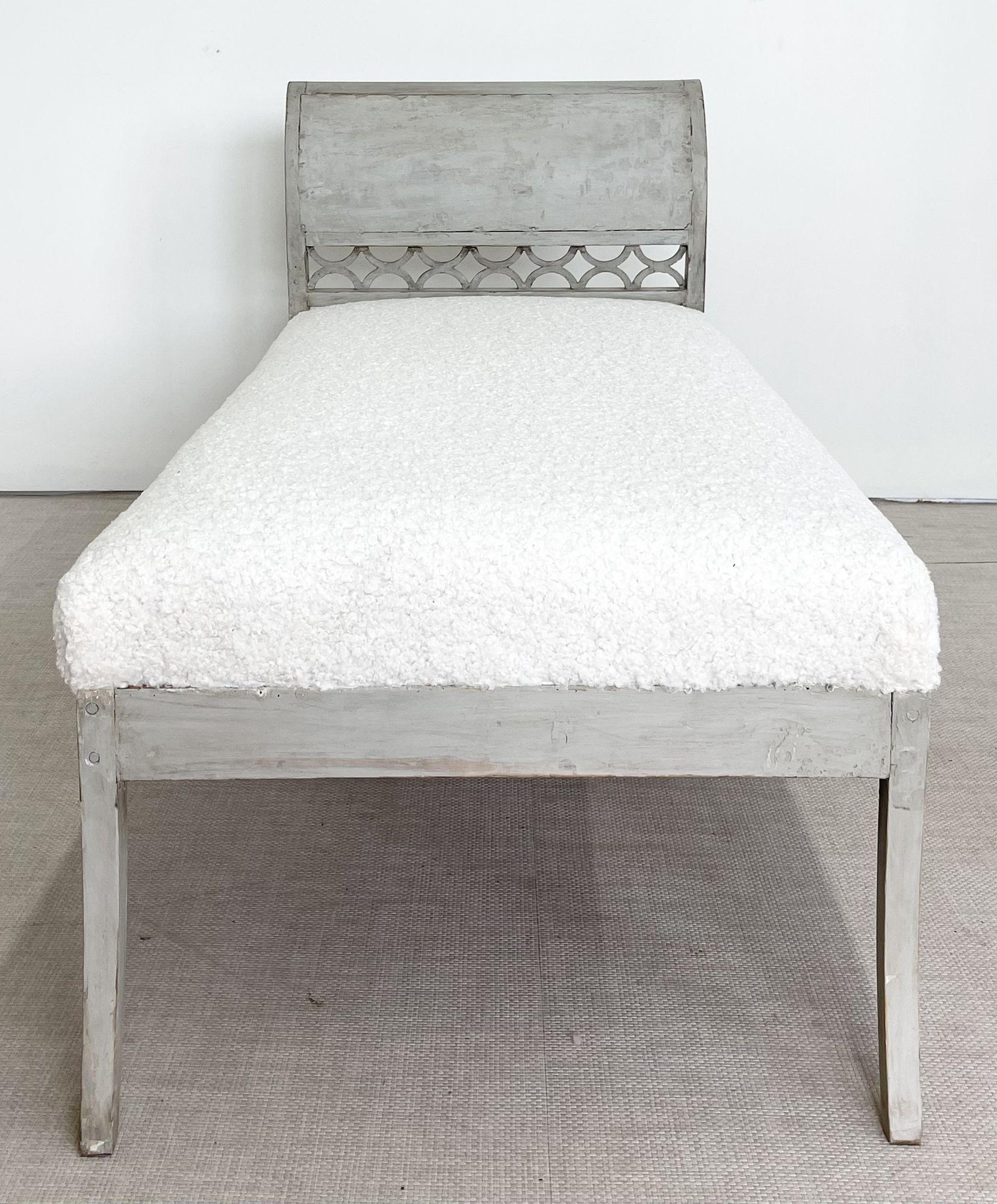 Gustavianisches Tagesbett aus dem 19. Jahrhundert, Chaise, schwedische Farbe im Used-Look, Schafsfell, Schweden 3