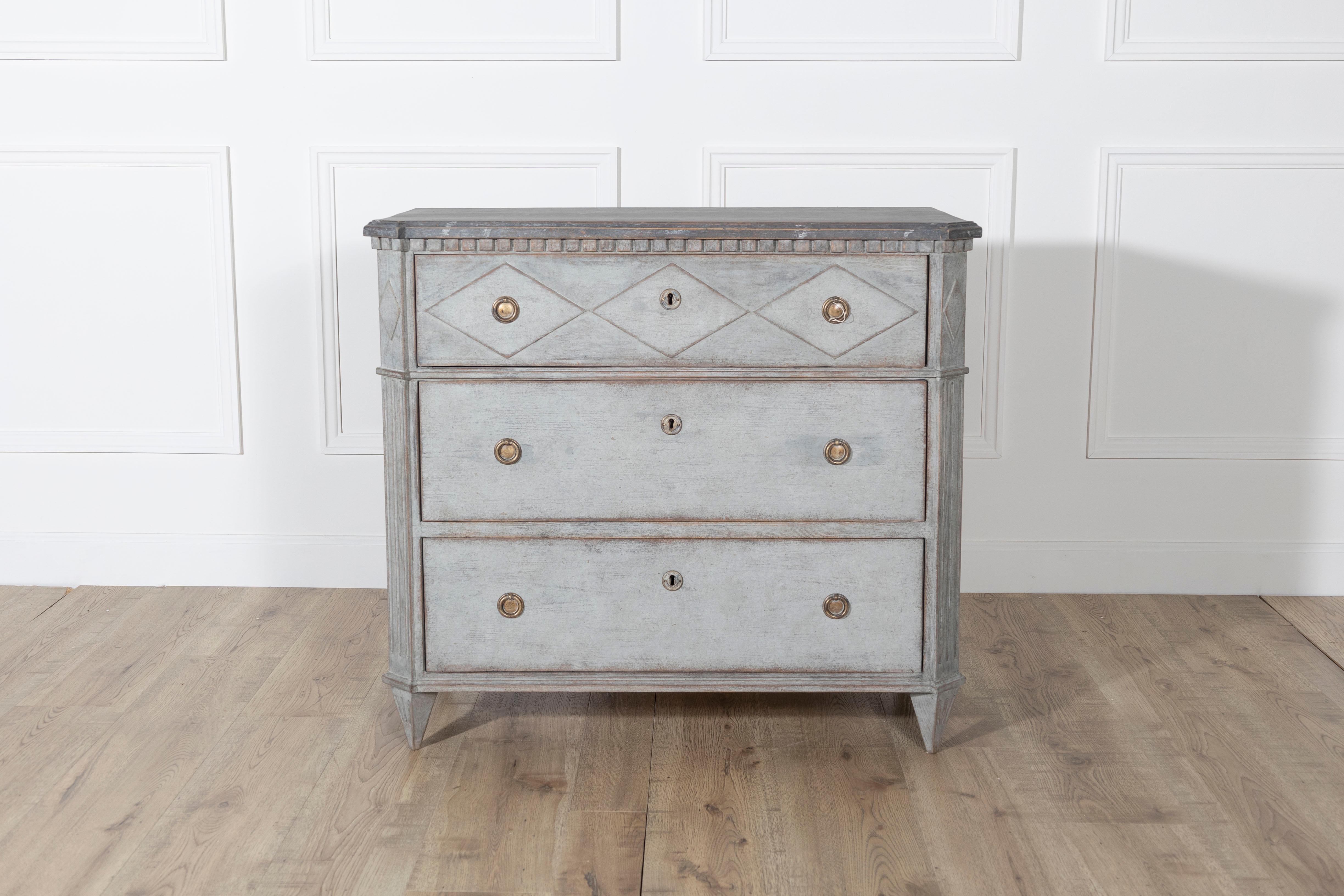 Gustaviano Cassettiera in stile gustaviano del XIX secolo in pino grigio scuro con piano marmorizzato in vendita