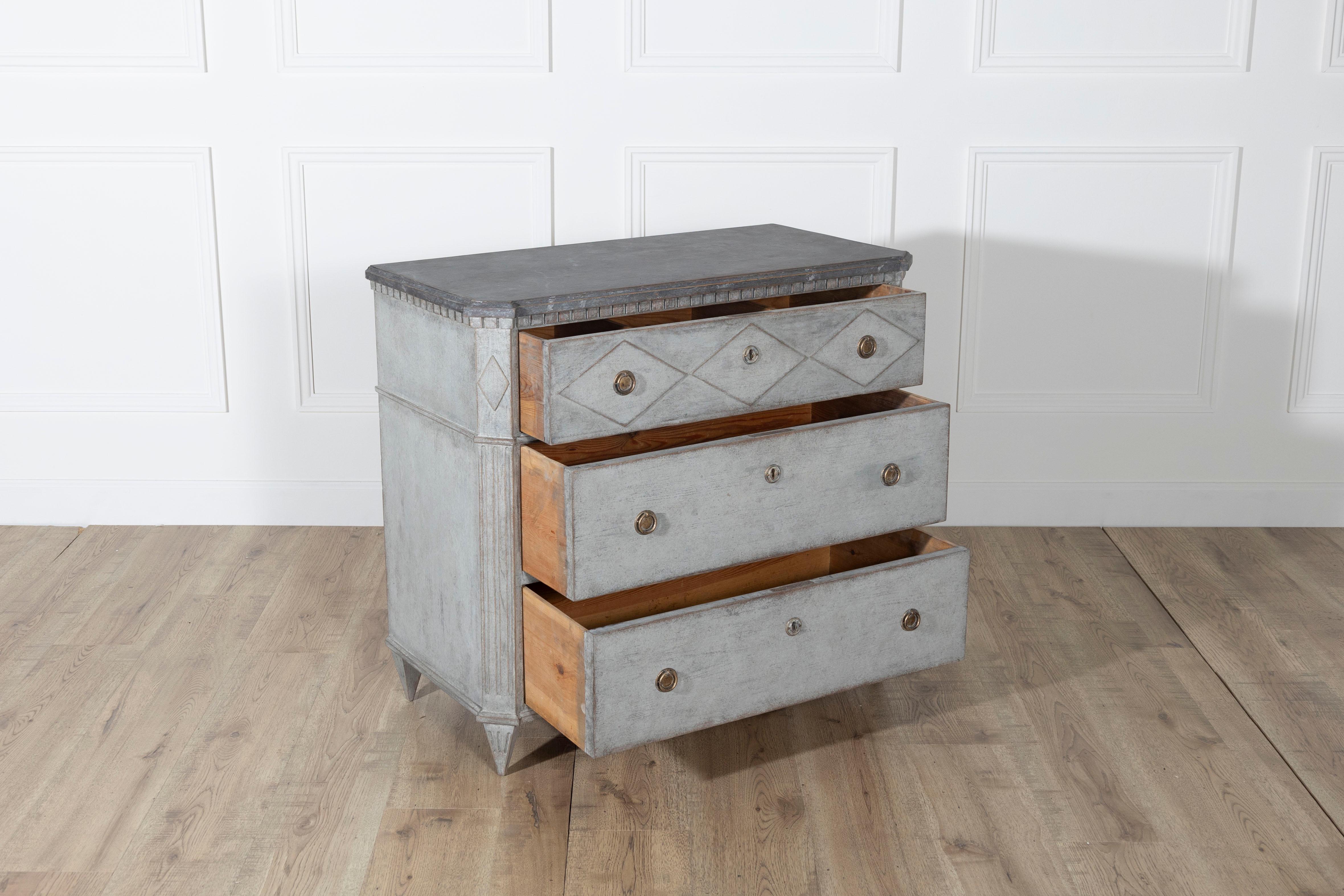 Pino Cassettiera in stile gustaviano del XIX secolo in pino grigio scuro con piano marmorizzato in vendita