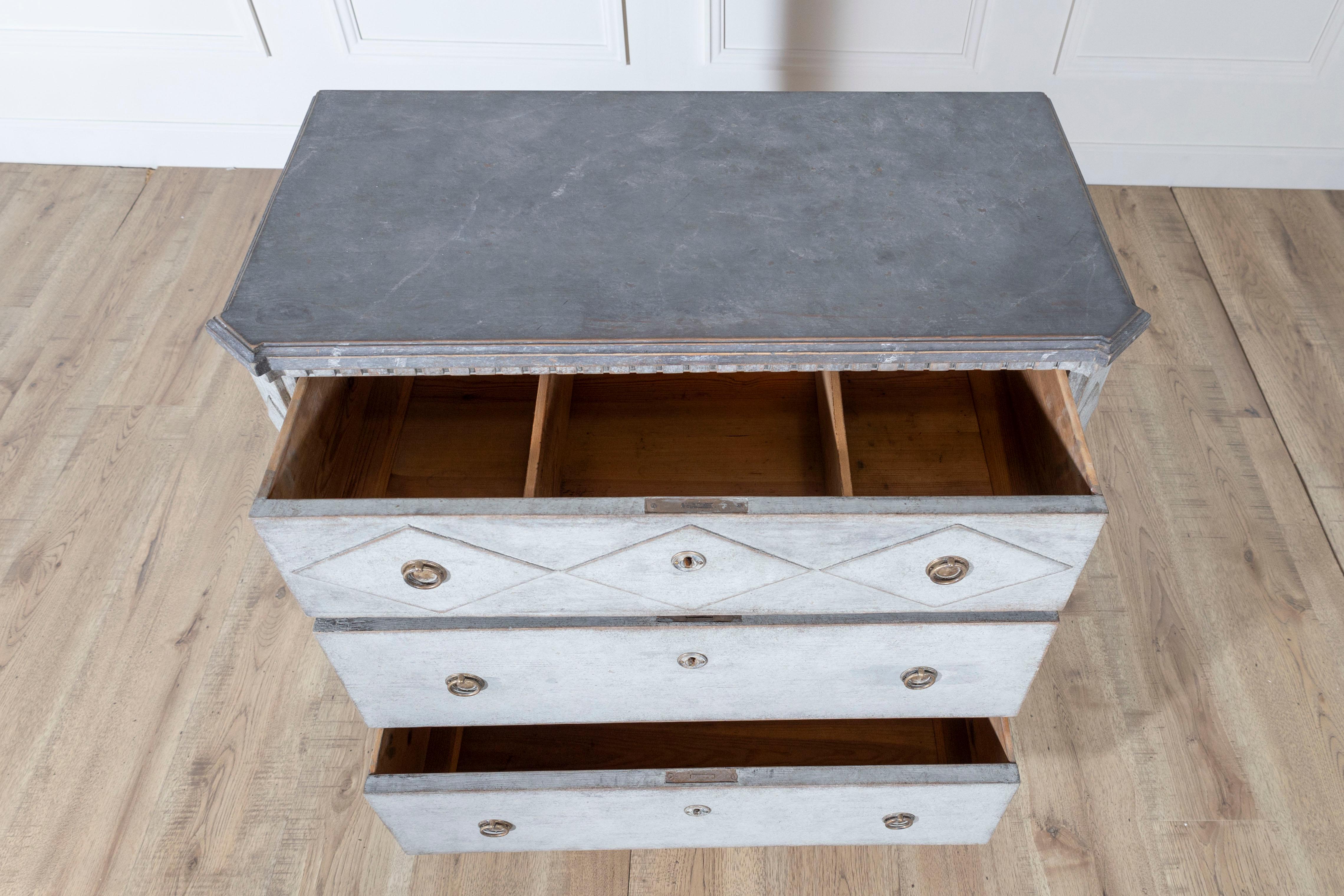 Cassettiera in stile gustaviano del XIX secolo in pino grigio scuro con piano marmorizzato in vendita 1