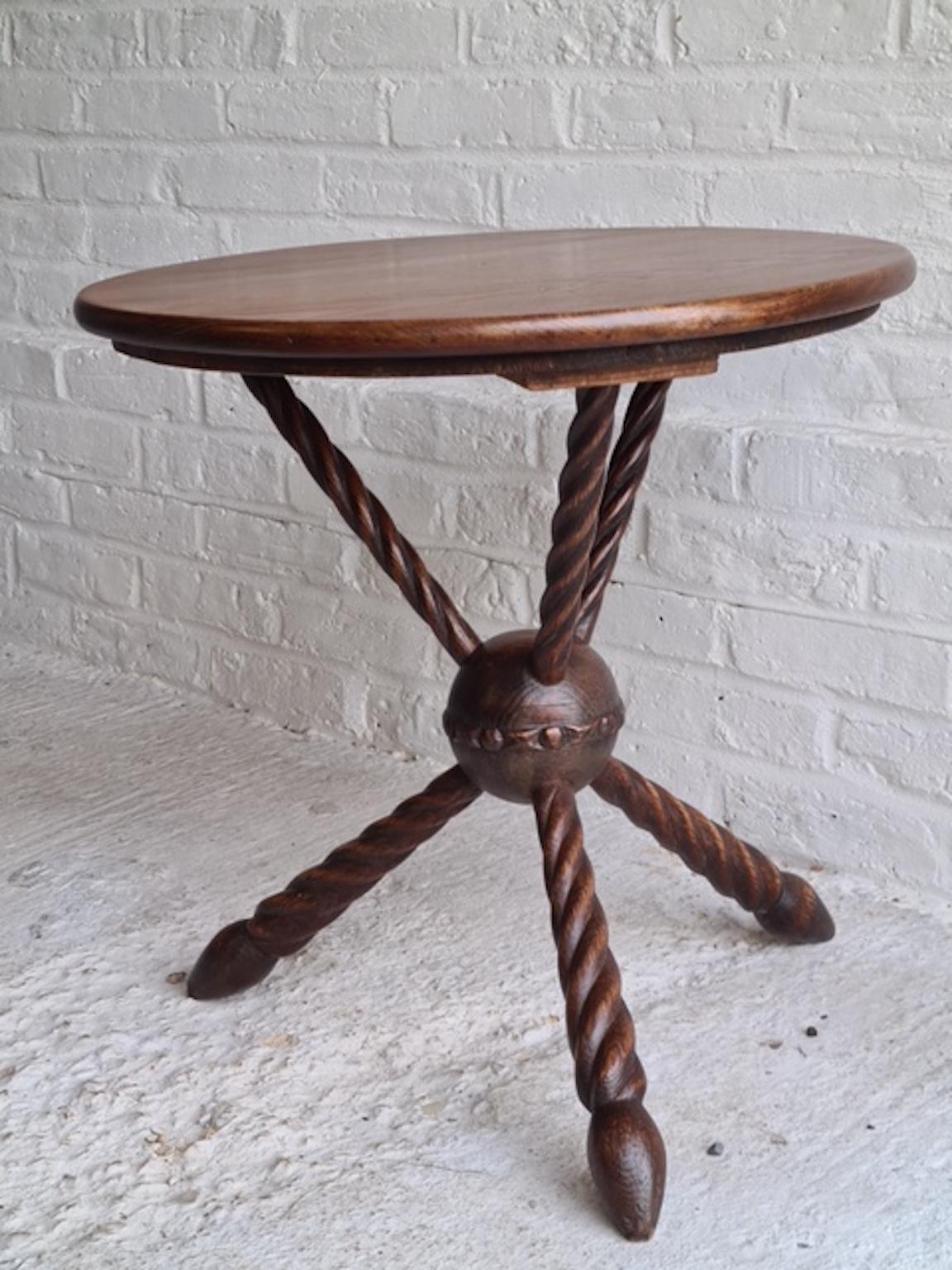 Table gitane ancienne, table d'appoint / d'appoint. Pieds de trépied, vers 1860-1870 

Une belle base tripode en acajou avec des jambes cannelées et torsadées, avec une sphère centrale, 
le plateau rond en acajou aurait été autrefois recouvert de