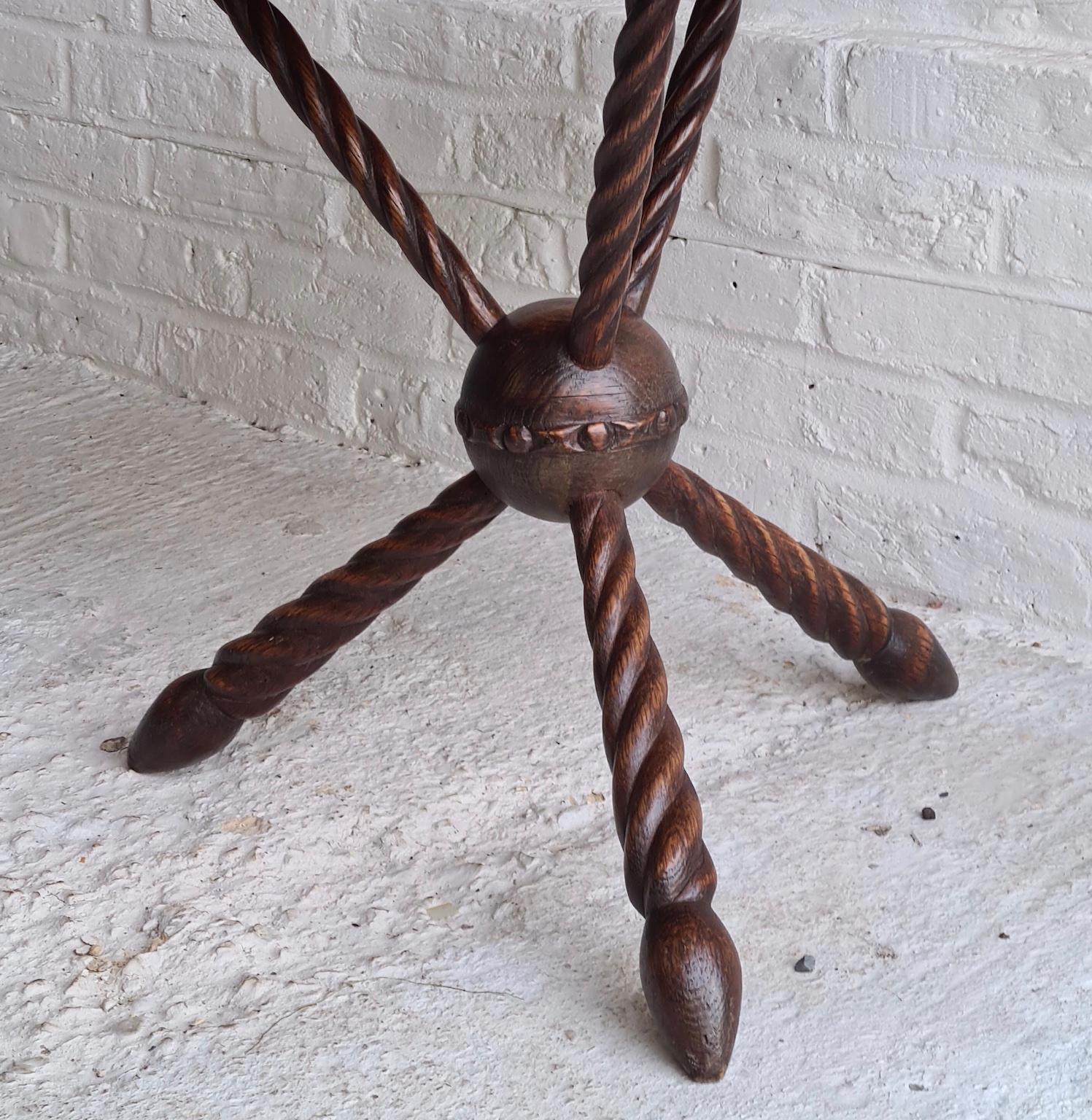 Mouvement esthétique Table gitane du 19e siècle, table d'appoint / d'appoint, pieds tripodes, vers 1860-1870 en vente