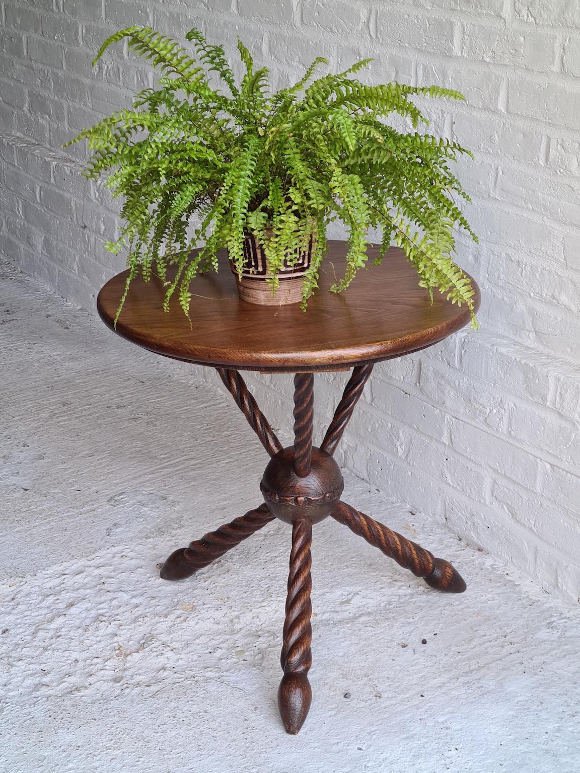 19th Century Gypsy Table, Occasional / Side Table, Tripod Legs, circa 1860-1870 In Good Condition For Sale In Richmond, Surrey