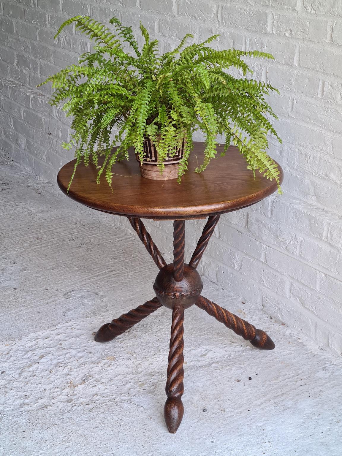 Table gitane du 19e siècle, table d'appoint / d'appoint, pieds tripodes, vers 1860-1870 Bon état - En vente à Richmond, Surrey