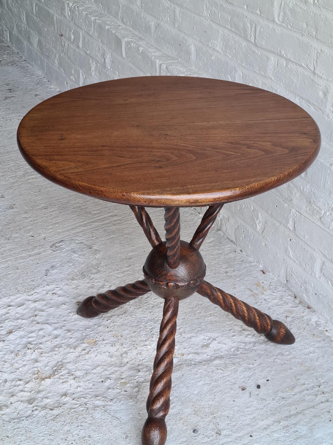 Acajou Table gitane du 19e siècle, table d'appoint / d'appoint, pieds tripodes, vers 1860-1870 en vente