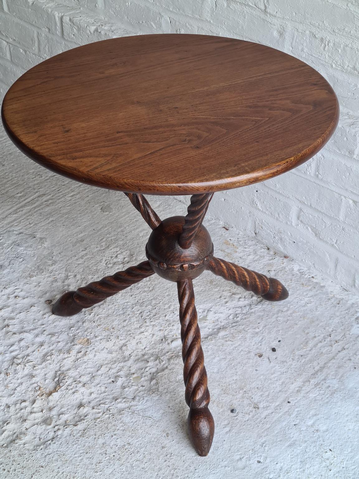 Table gitane du 19e siècle, table d'appoint / d'appoint, pieds tripodes, vers 1860-1870 en vente 1