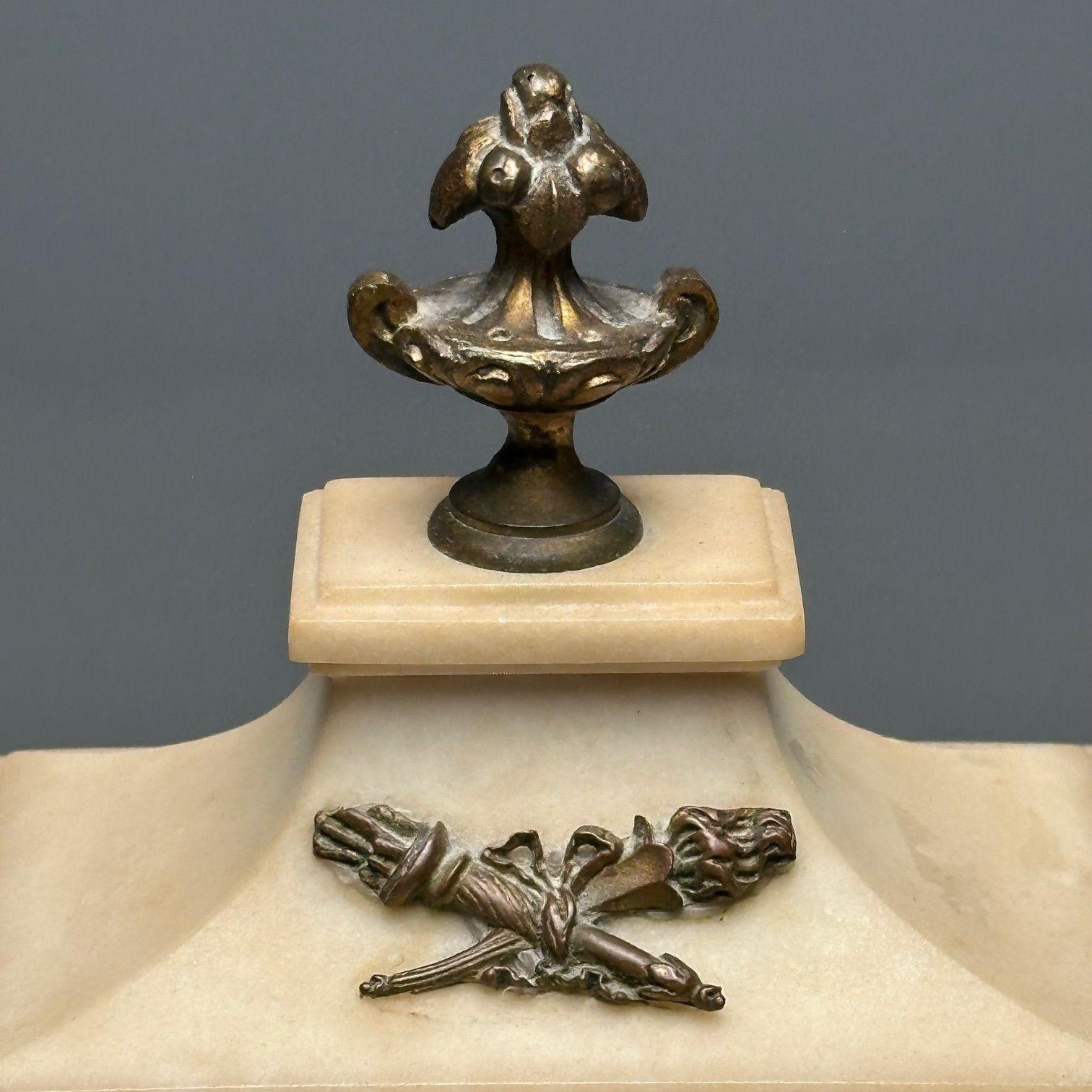 Französische Kaminsims, Halterung oder Tischuhr aus Marmor und Bronze aus dem 19. Jahrhundert, signiert Frankreich im Angebot 7