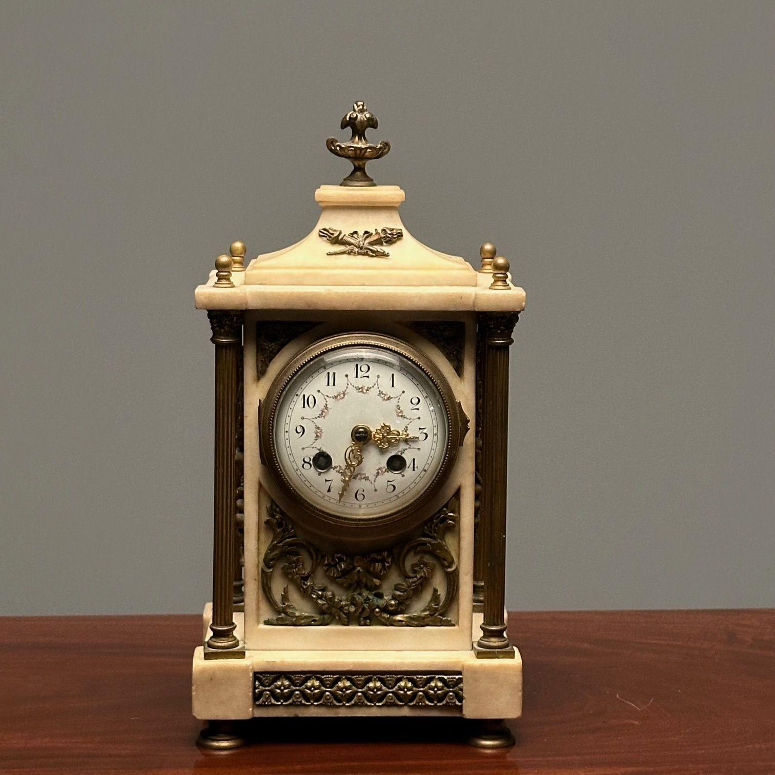 Horloge de manteau, de console ou de table en marbre et bronze, France, signée`.

Charmante petite horloge en forme de coffret, en bronze doré et marbre, en état de marche, signée par l'artiste et estampillée 