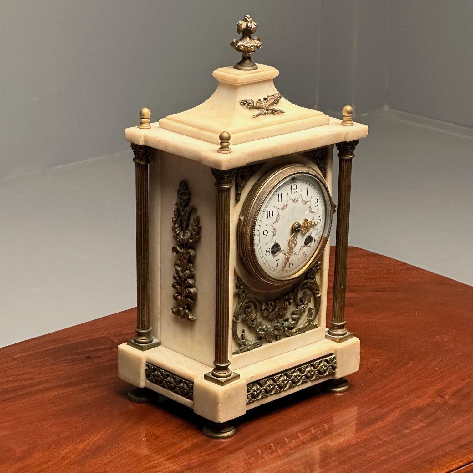 Pendule, support ou horloge de table française du 19e siècle en marbre et bronze, signée France Bon état - En vente à Stamford, CT