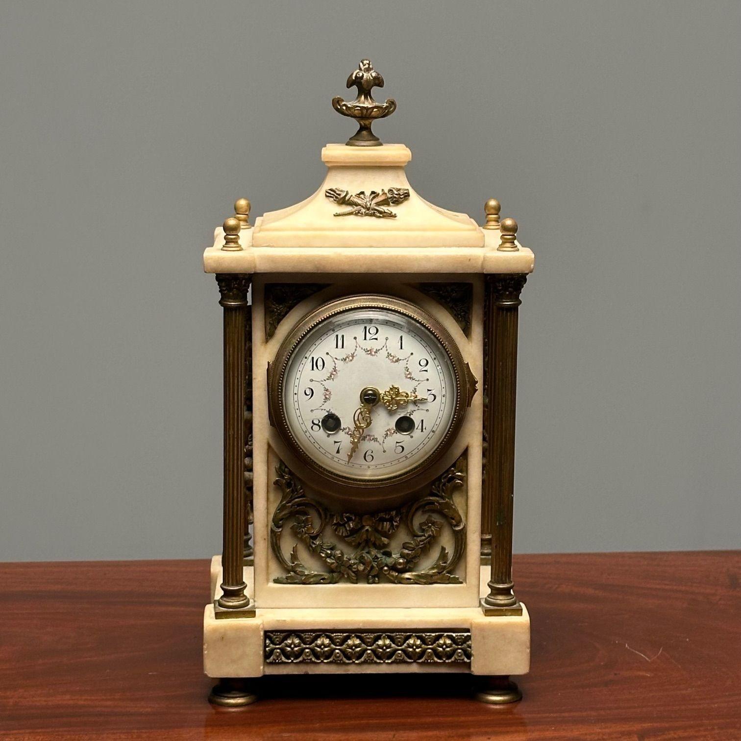 20ième siècle Pendule, support ou horloge de table française du 19e siècle en marbre et bronze, signée France en vente