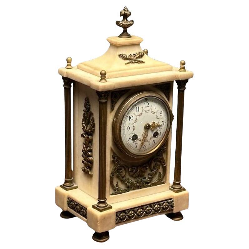 Pendule, support ou horloge de table française du 19e siècle en marbre et bronze, signée France en vente