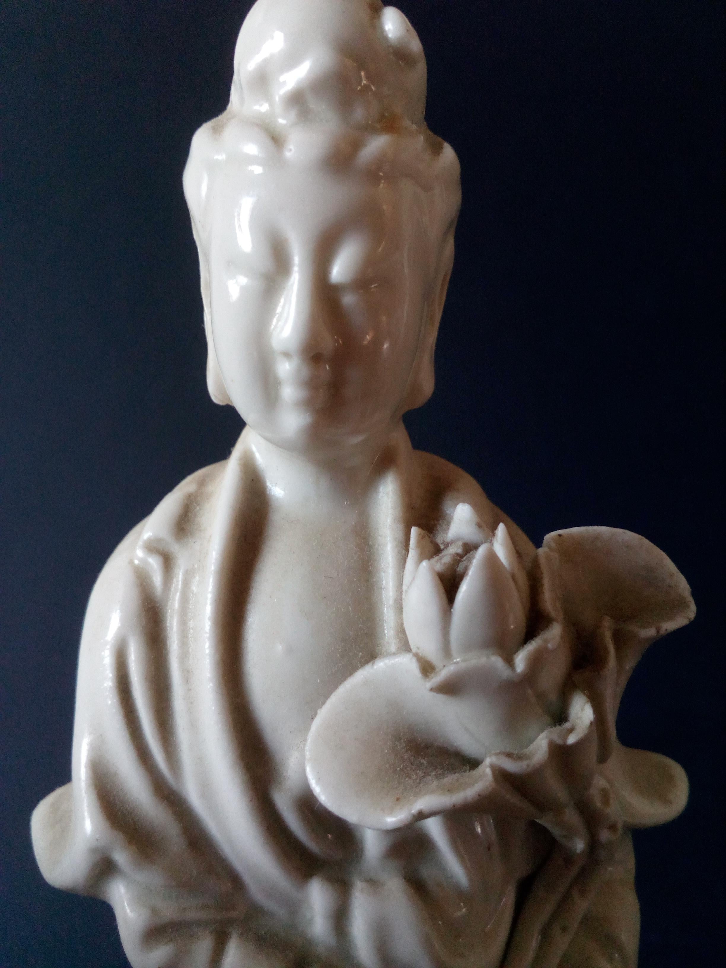 A figurine in hard porcelain blanche de chine, image of the floating Buddha bearing decorations with lotus flowers.
Non-glazed base.
Early 20th century.
Quantity 1
Measures: Height 12 cm
Diameter 6 cm.