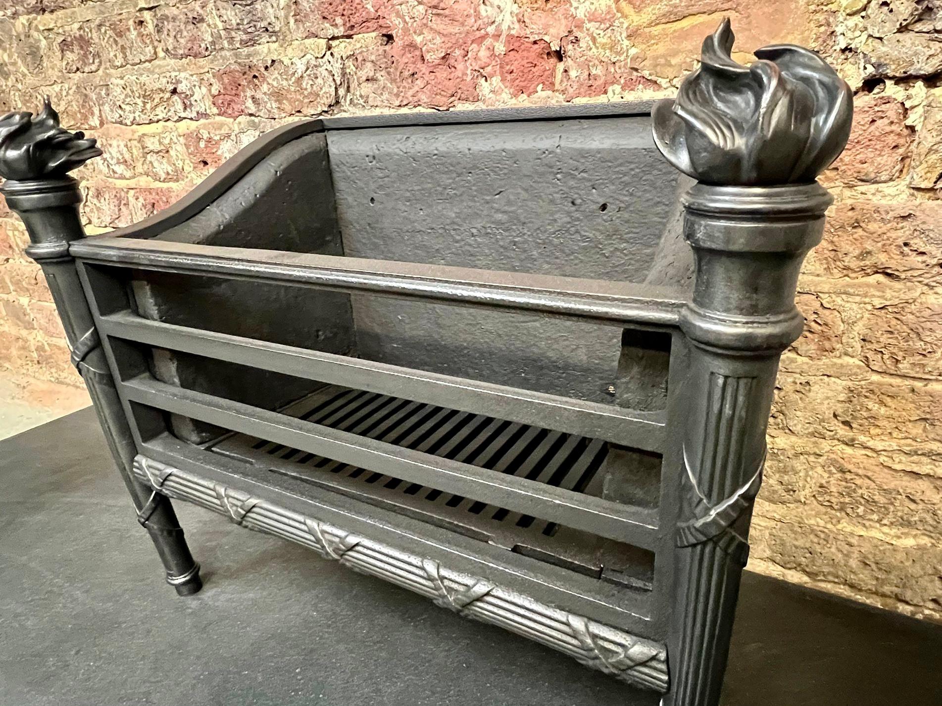 19th Centrury Cast Iron Fireplace Basket Grate In Good Condition For Sale In London, GB