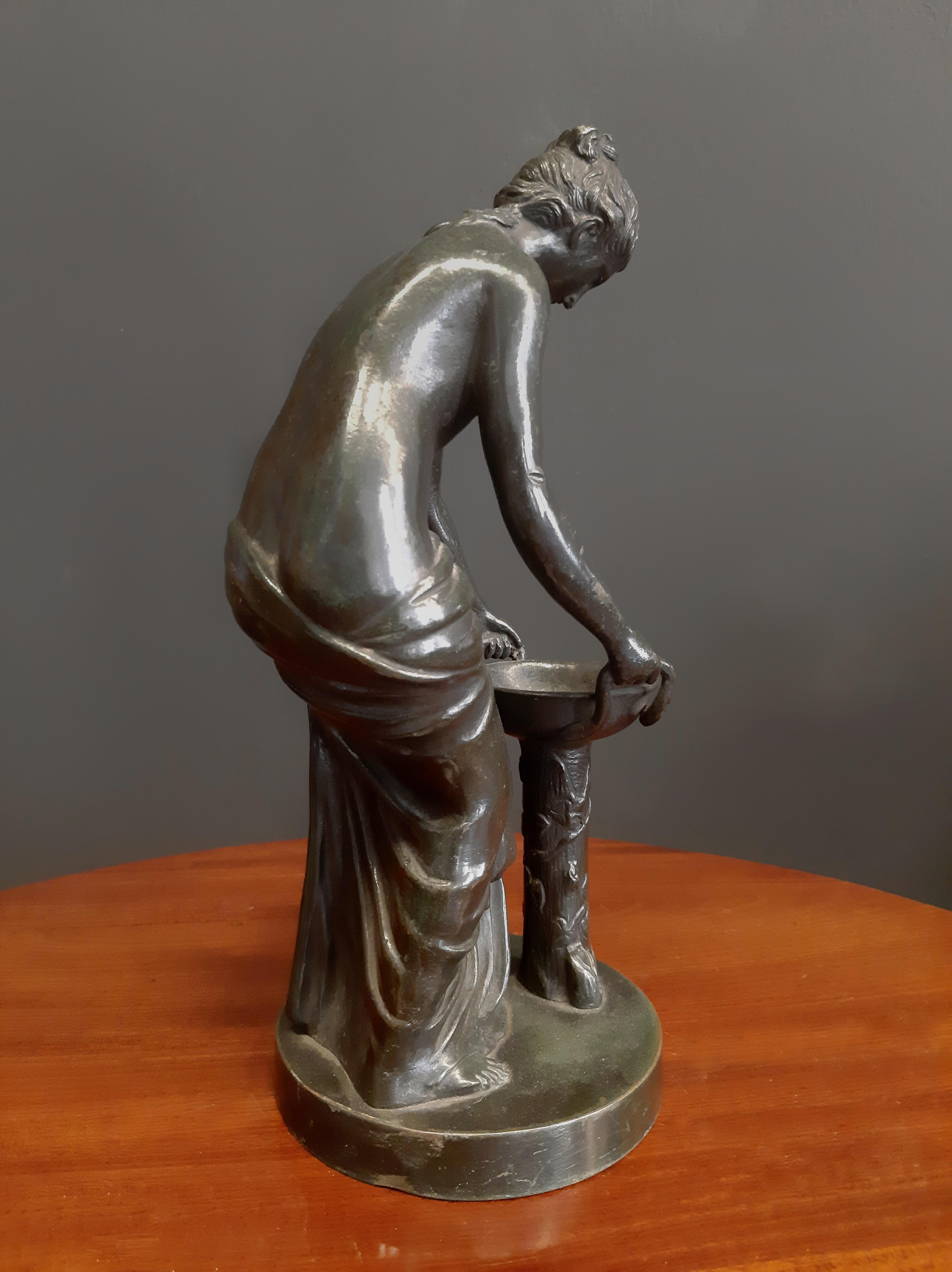 19th Centrury Italian Bronze Sculpture of a Vestal Virgin In Good Condition For Sale In Dresden, DE