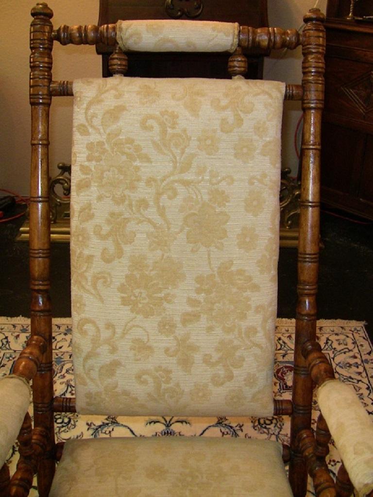 Lovely 19th century American hand-turned walnut Rocking chair.

From circa 1880…………………..definitely in the style of Hunzinger……………….Aesthetic Movement.

The rocker sits on a tight spring mechanism that causes the chair to rock.

The sides,