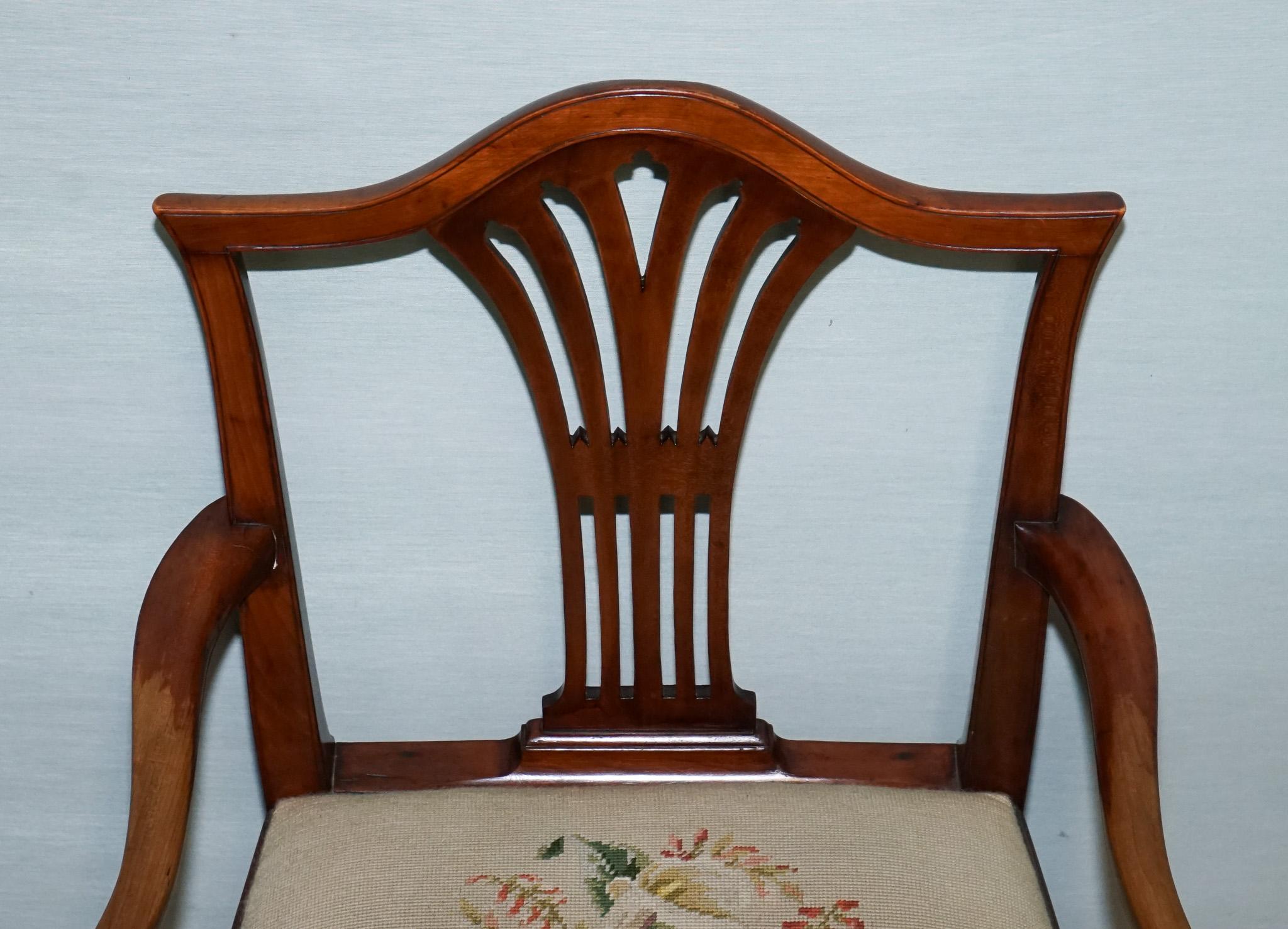 FAUTEUIL SIMPLE DU 19e SIÈCLE EN HEPPLEWHITE AVEC CUSHiON EN NEEDLEPOINT FLORAL en vente 3