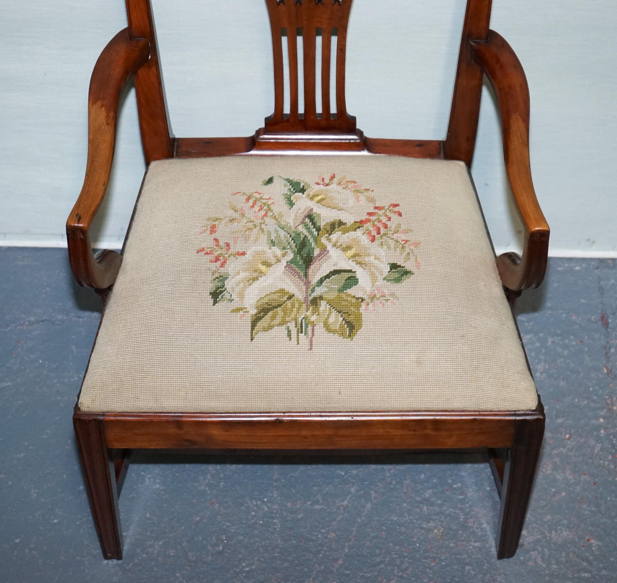 FAUTEUIL SIMPLE DU 19e SIÈCLE EN HEPPLEWHITE AVEC CUSHiON EN NEEDLEPOINT FLORAL en vente 4