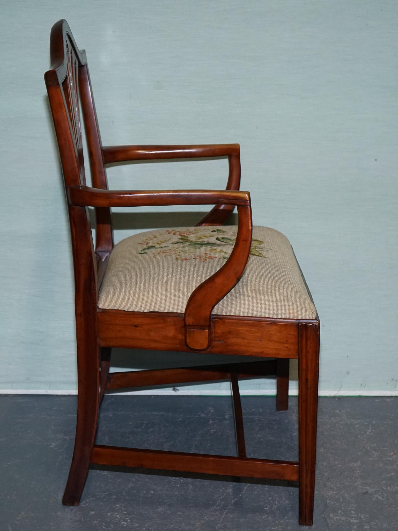 FAUTEUIL SIMPLE DU 19e SIÈCLE EN HEPPLEWHITE AVEC CUSHiON EN NEEDLEPOINT FLORAL en vente 6