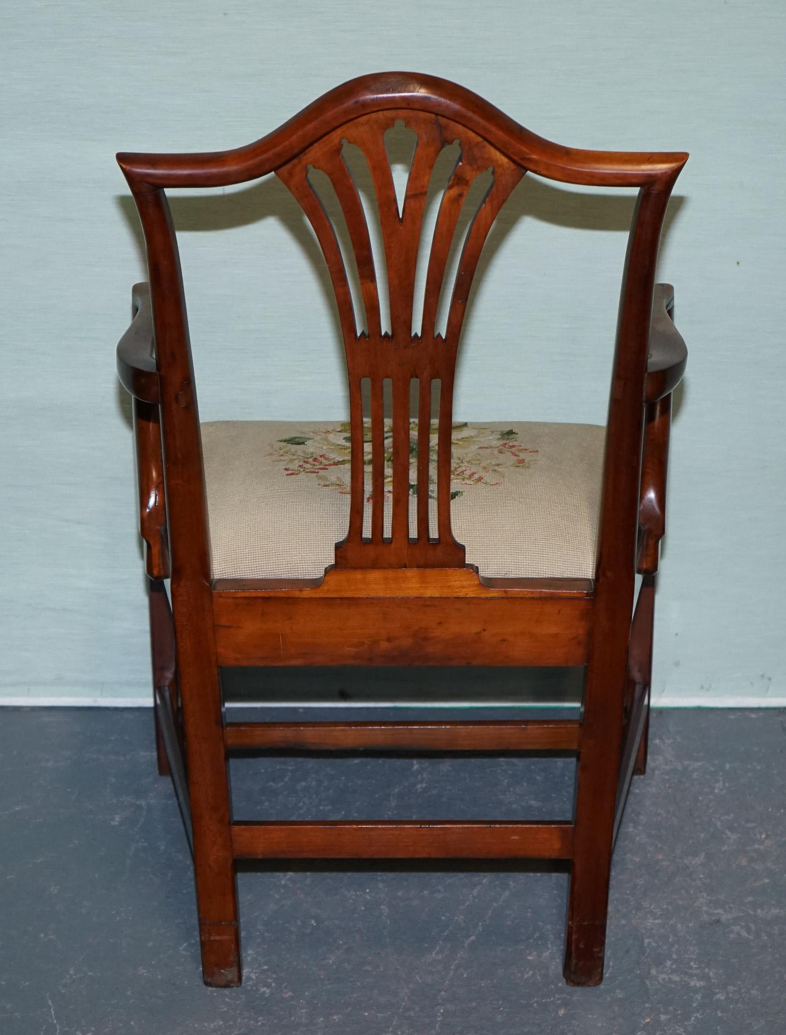 FAUTEUIL SIMPLE DU 19e SIÈCLE EN HEPPLEWHITE AVEC CUSHiON EN NEEDLEPOINT FLORAL en vente 7