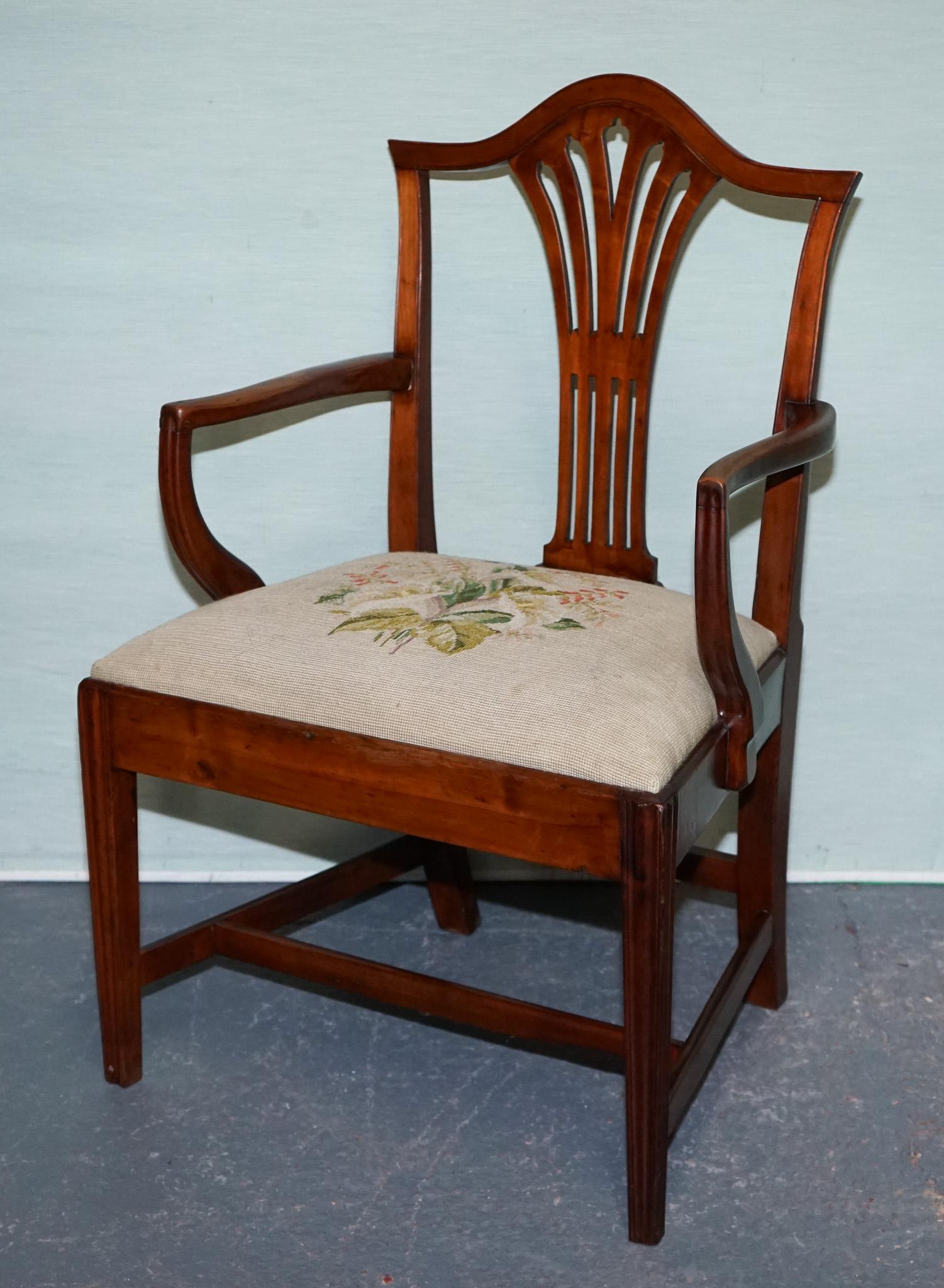 
Antiquités de Londres



Magnifique fauteuil coudé Eleg du XIXe siècle, qui témoigne de l'élégance du design anglais. Le fauteuil est doté d'un dossier finement formé avec des détails classiques de Hepplewhite, des accoudoirs gracieusement courbés