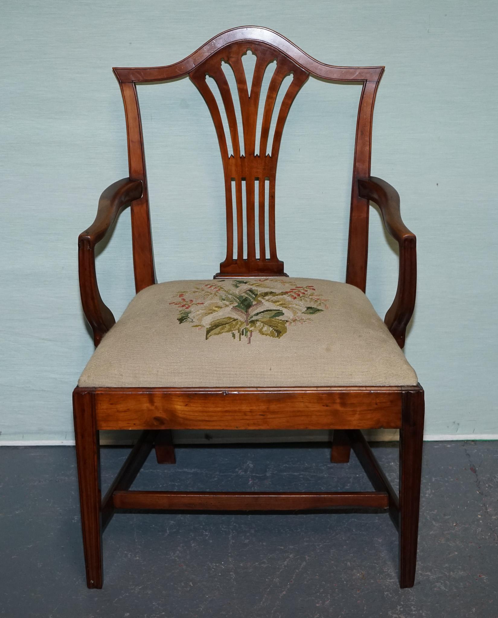 Britannique FAUTEUIL SIMPLE DU 19e SIÈCLE EN HEPPLEWHITE AVEC CUSHiON EN NEEDLEPOINT FLORAL en vente