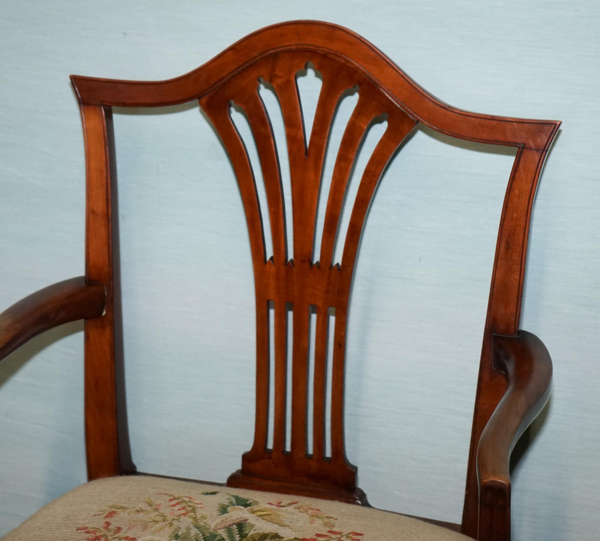 FAUTEUIL SIMPLE DU 19e SIÈCLE EN HEPPLEWHITE AVEC CUSHiON EN NEEDLEPOINT FLORAL Bon état - En vente à Pulborough, GB