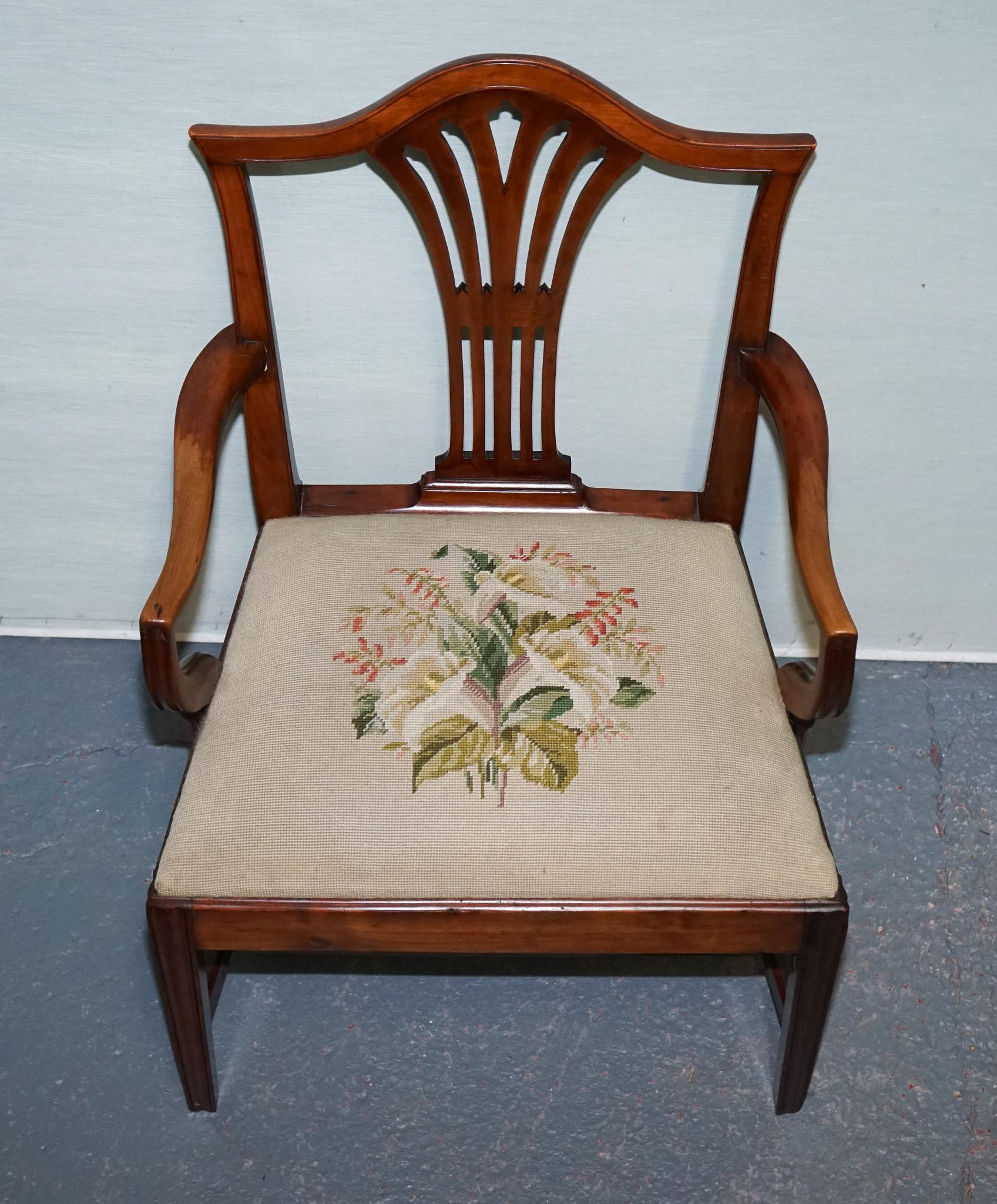 FAUTEUIL SIMPLE DU 19e SIÈCLE EN HEPPLEWHITE AVEC CUSHiON EN NEEDLEPOINT FLORAL en vente 2