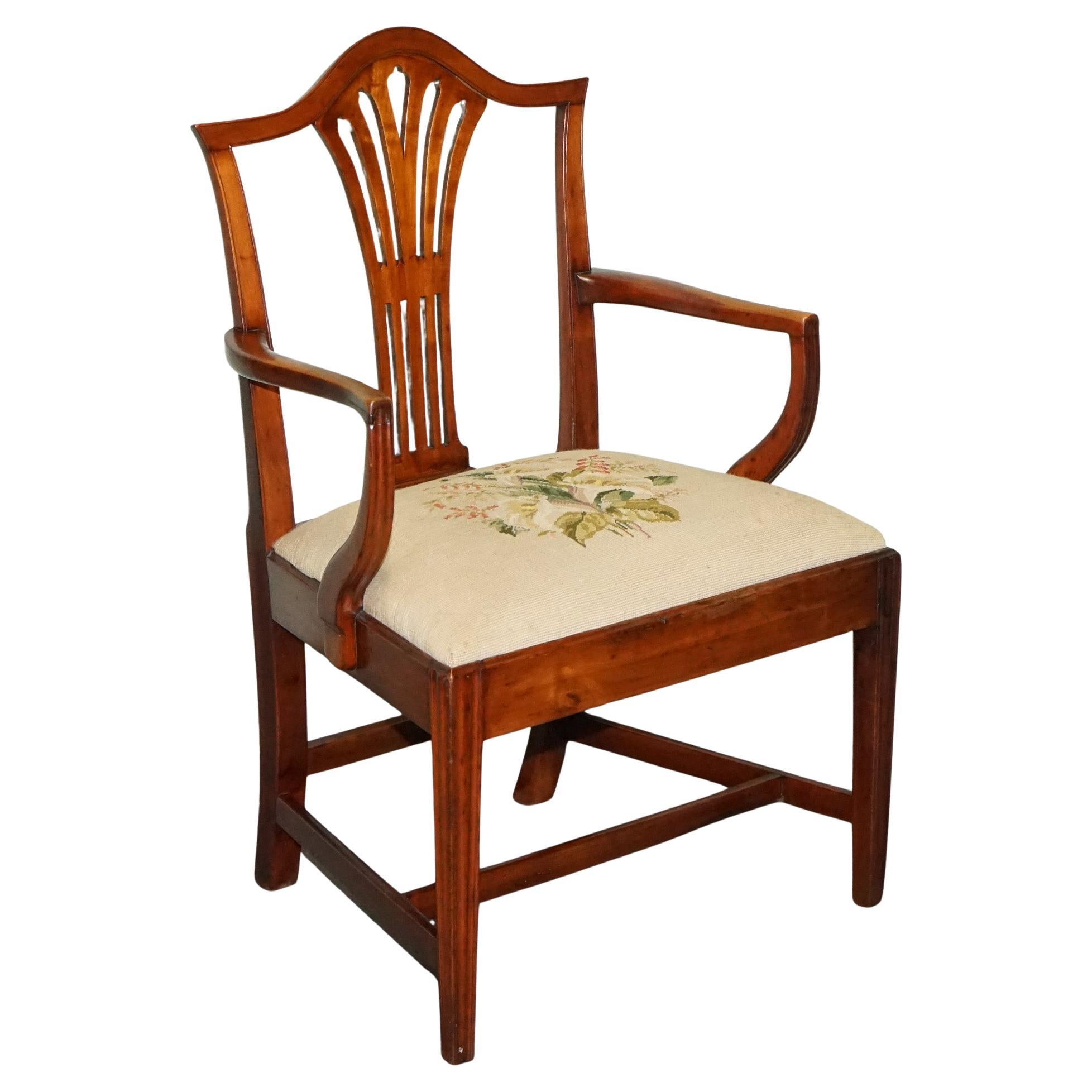 FAUTEUIL SIMPLE DU 19e SIÈCLE EN HEPPLEWHITE AVEC CUSHiON EN NEEDLEPOINT FLORAL en vente