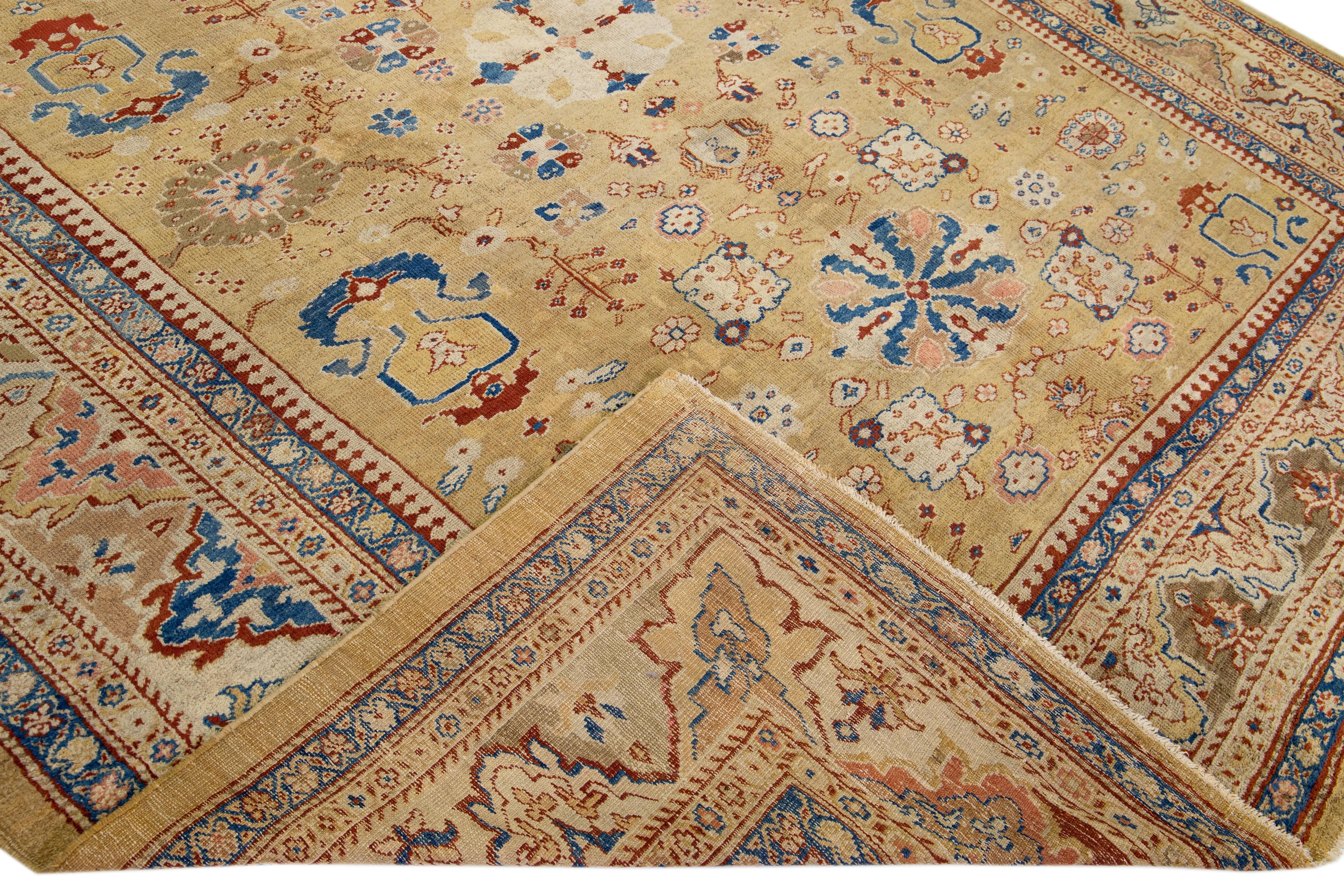 Schöner moderner Sultanabad-Teppich aus handgeknüpfter Wolle mit beige-braunem Farbfeld. Dieser Sultanabad-Teppich hat einen gestalteten Rahmen mit blauen, elfenbeinfarbenen und rostfarbenen Akzenten in einem herrlichen klassischen Blumenmuster, das