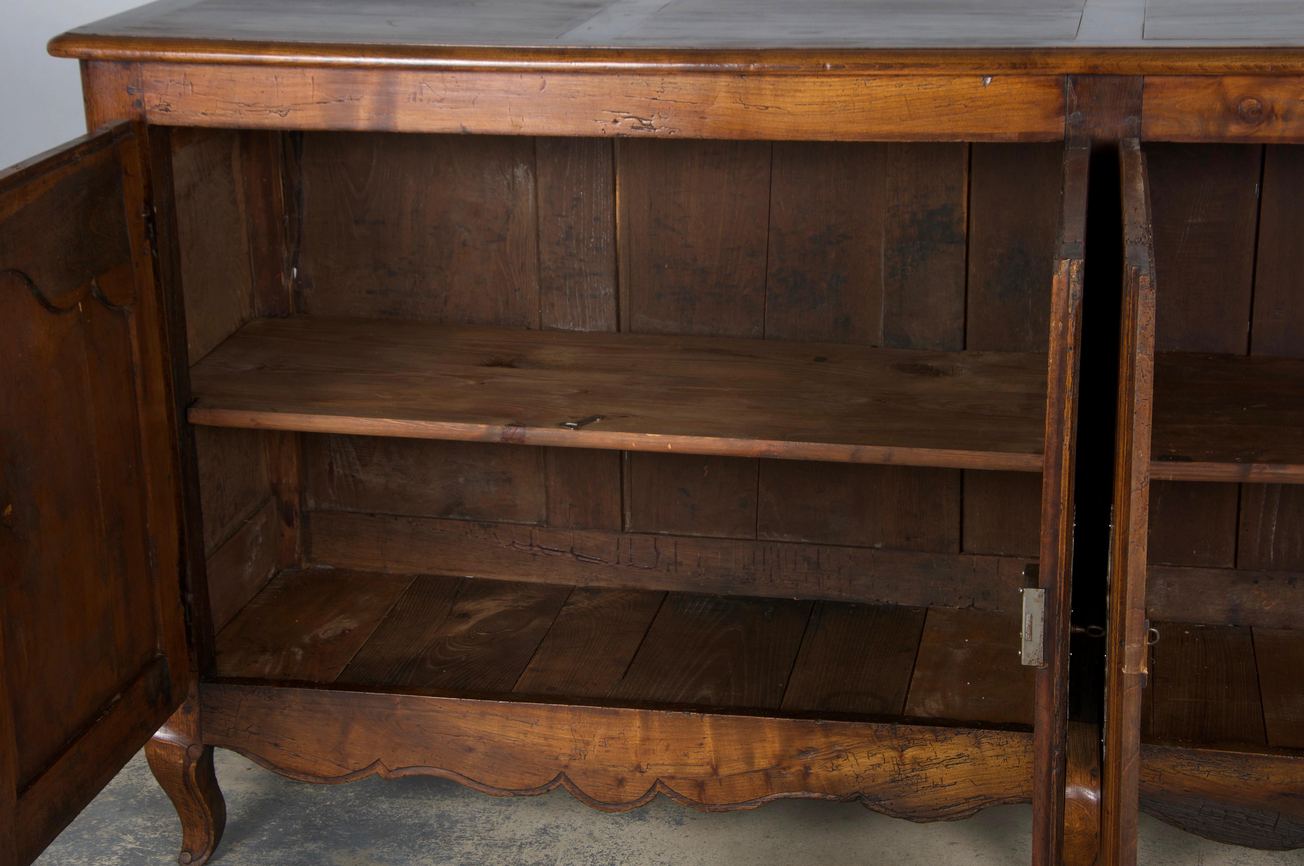 Credenza in legno di Oak Oak del XIX secolo, stile Luigi XV, francese e di campagna In condizioni buone in vendita a Astoria, NY